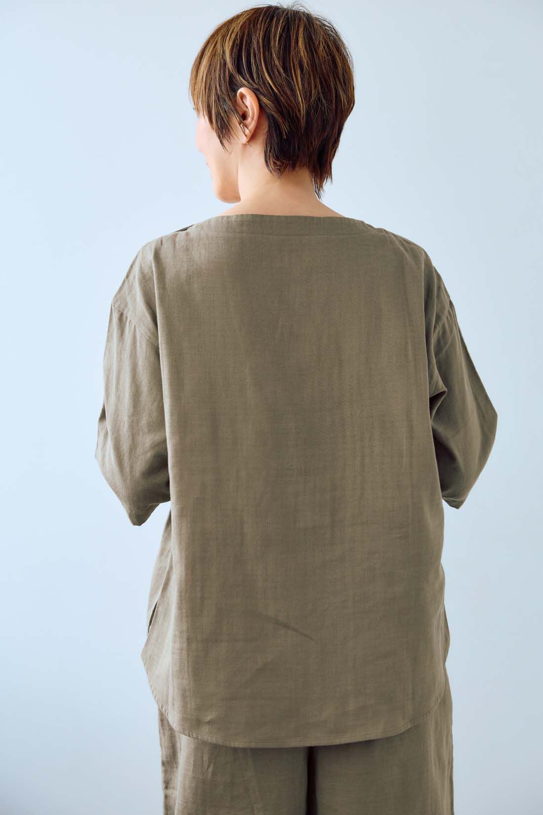 frauglatt|大人の女史会×frauglatt　ほどよい抜け感で自信をまとう 華奢（きゃしゃ）見えダブルガーゼトップス|BACK