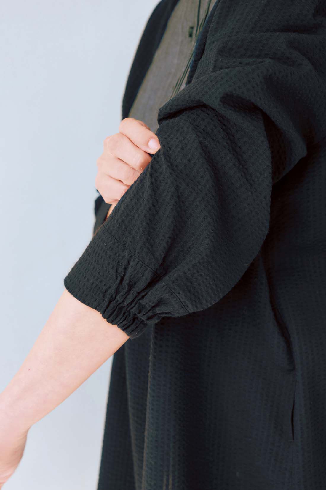 frauglatt|大人の女史会×frauglatt　顔うつり華やぐブザム切り替え レフ板チュニックシャツ|カフス風の袖口は部分ゴム仕様。プッシュアップでシルエットを変えられて、家事にも便利。
