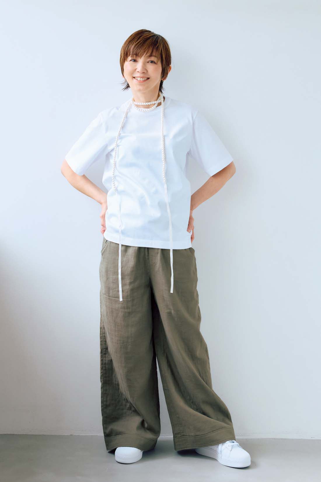 frauglatt|大人の女史会×frauglatt　ほどよい抜け感で自信をまとう 美脚見えダブルガーゼパンツ|〈ニュアンスカーキ〉幅広の折り返し風の切り替えが、足もとにさりげないボリュームをプラスして、落ち感のあるシルエットに。
