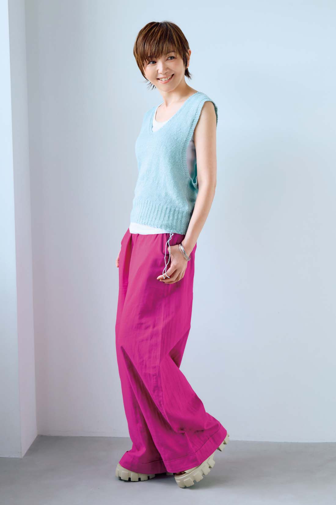 frauglatt|大人の女史会×frauglatt　ほどよい抜け感で自信をまとう 美脚見えダブルガーゼパンツ|〈マチュアローズ〉幅広の折り返し風の切り替えが、足もとにさりげないボリュームをプラスして、落ち感のあるシルエットに。