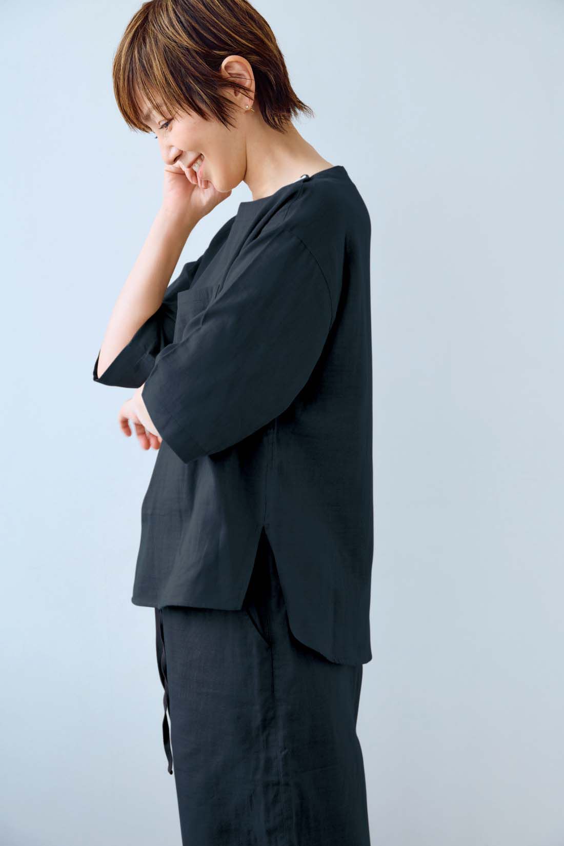 frauglatt|大人の女史会×frauglatt　ほどよい抜け感で自信をまとう 華奢（きゃしゃ）見えダブルガーゼトップス|前は真っすぐ見え、後ろはラウンドなラインにしてメリハリをプラス。サイドスリット入りで前だけインもしやすい。