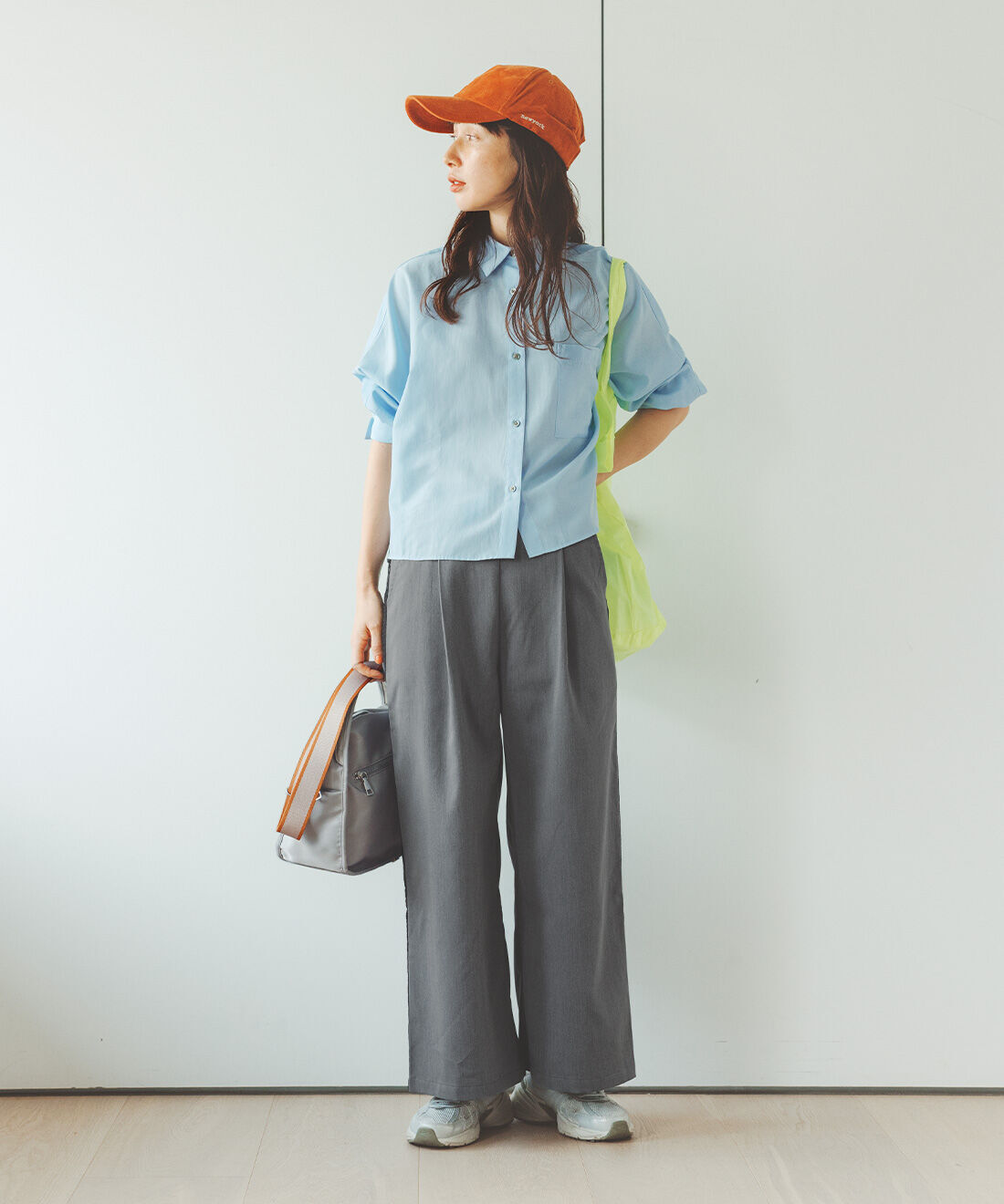 frauglatt［フラウグラット］|サイドレースラインですっきり見えセミワイド パンツときれいめなのにたっぷり入る 2-WAYショルダーバッグ〈撥水〉のコーディネート