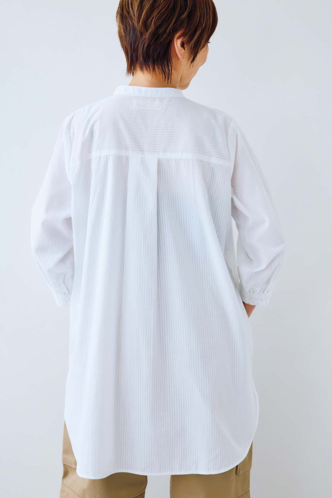 frauglatt|大人の女史会×frauglatt　顔うつり華やぐブザム切り替え レフ板チュニックシャツ|ミリ単位で位置にこだわったやや下めの切り替えラインが、背中の丸みをナチュラルにカバー。