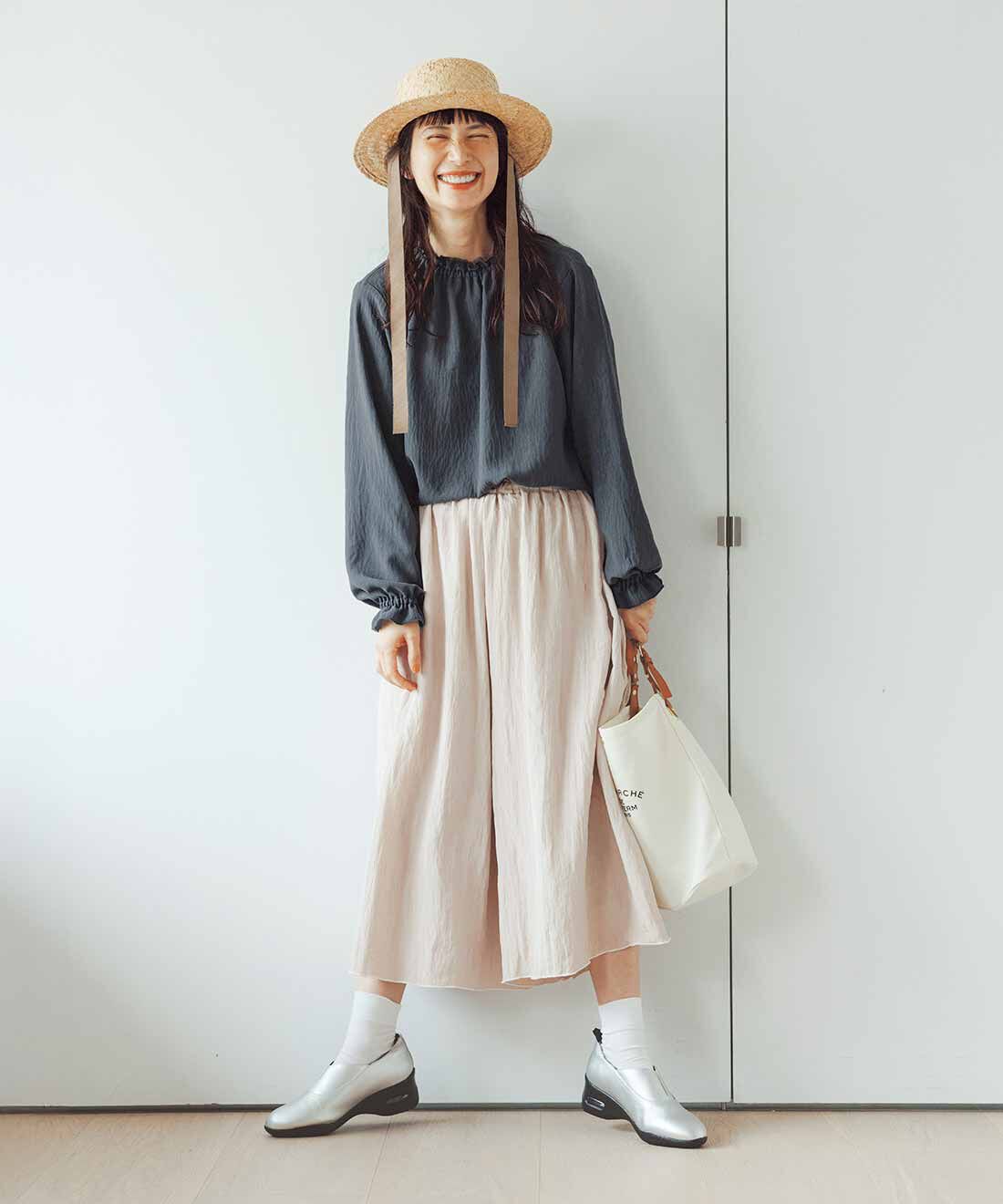frauglatt|便利な裏地設計♪ スカート見えワイドパンツと晴雨兼用 パンプス気分で履きやすさ5つ星シューズと上品フリルの伸びやかなブラウスと晴雨兼用 パンプス気分で履きやすさ5つ星シューズと便利な裏地設計♪ スカート見えワイドパンツのコーディネート
