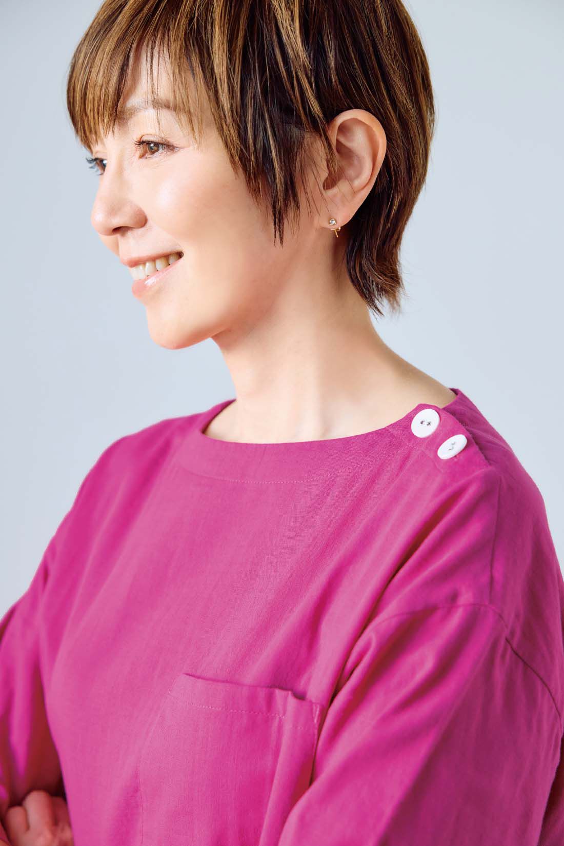 frauglatt|【セット割】大人の女史会×frauglatt　着まわし上手 オールインワン見え ダブルガーゼセットアップ|【トップス】 顔まわりをすっきり見せるシャープなネックラインと、視線を散らす大きめボタンがアクセント。