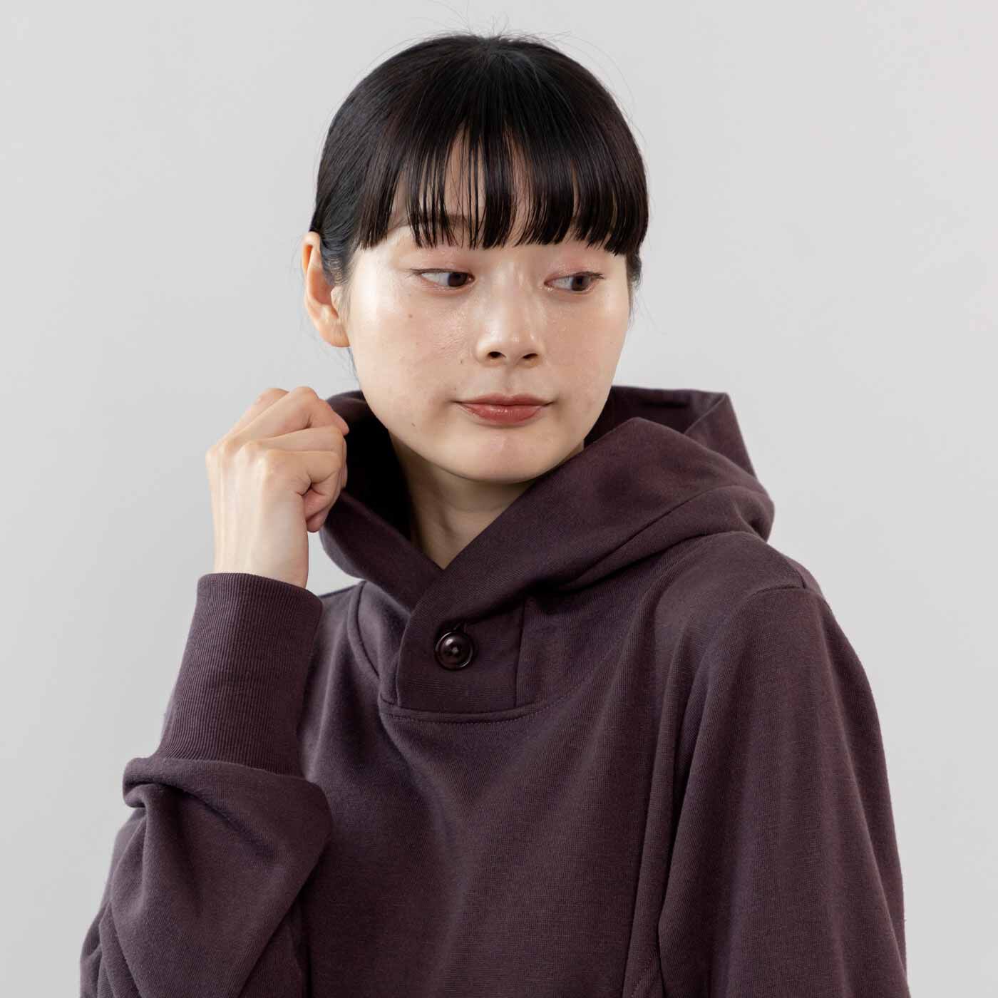 frauglatt|フラウグラット　大人気♪ 全身すっぽり包んであったか かるホカ裏起毛ロングワンピースの会|【首もとあったか】ひとつボタンを留めると首もとが立ち上がって暖かさアップ。
