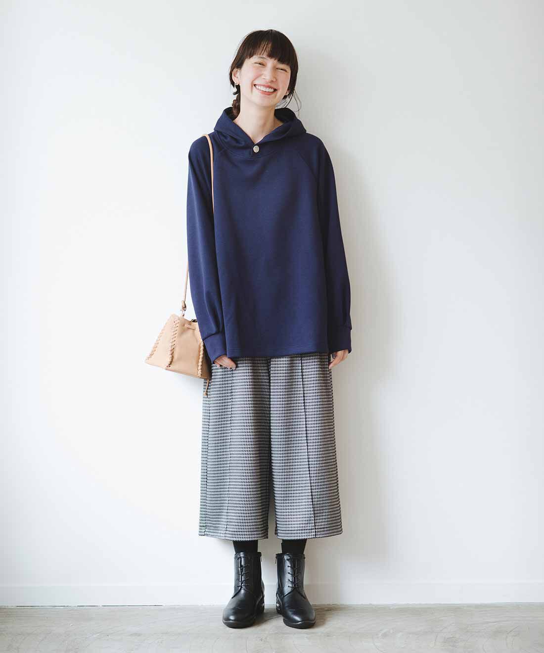 frauglatt|上品に着こなせるダンボールカットソーのパーカートップスときれいめカットジャカード素材クロップドパンツのコーディネート