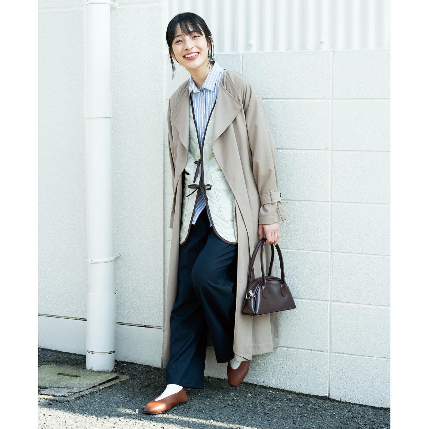 am＆be［アンビィ］|ａｍ＆ｂｅ　アンティークフラワー　コートインナーにもなる　リバーシブルキルティングベストの会|モデル身長 161cm　サイズM着用
