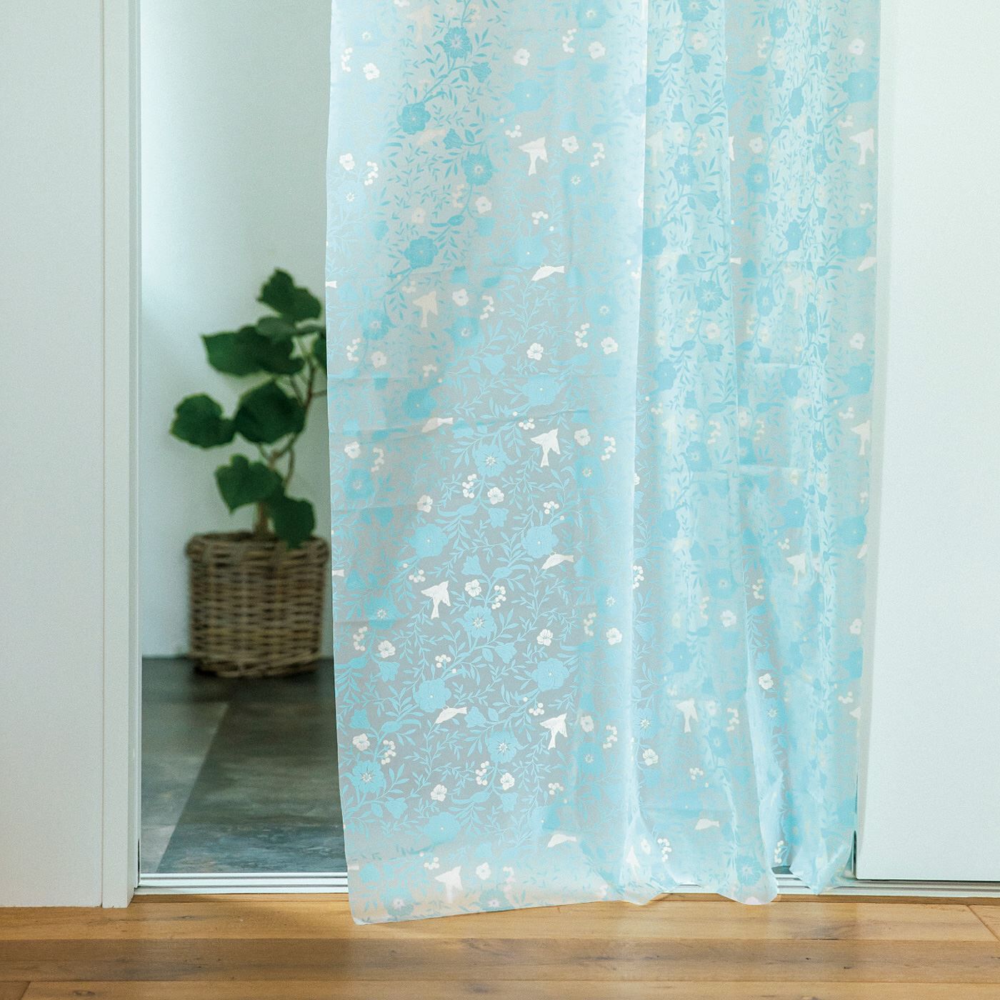 am&be|ａｍ＆ｂｅ アンティークフラワー　光を取り込み冷気をさえぎる　小鳥が舞うあったかキープカーテン2枚入り〈掃き出し窓用〉の会|階段や玄関口の間仕切りに使って冷気をガード。