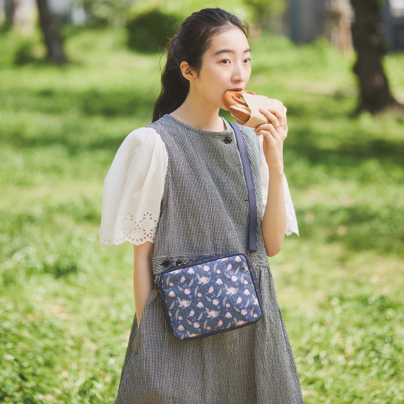 am＆be［アンビィ］|ａｍ＆ｂｅ　アンティークフラワー メッシュポケットで見やすいポーチにもなる 2-WAYショルダーバッグの会