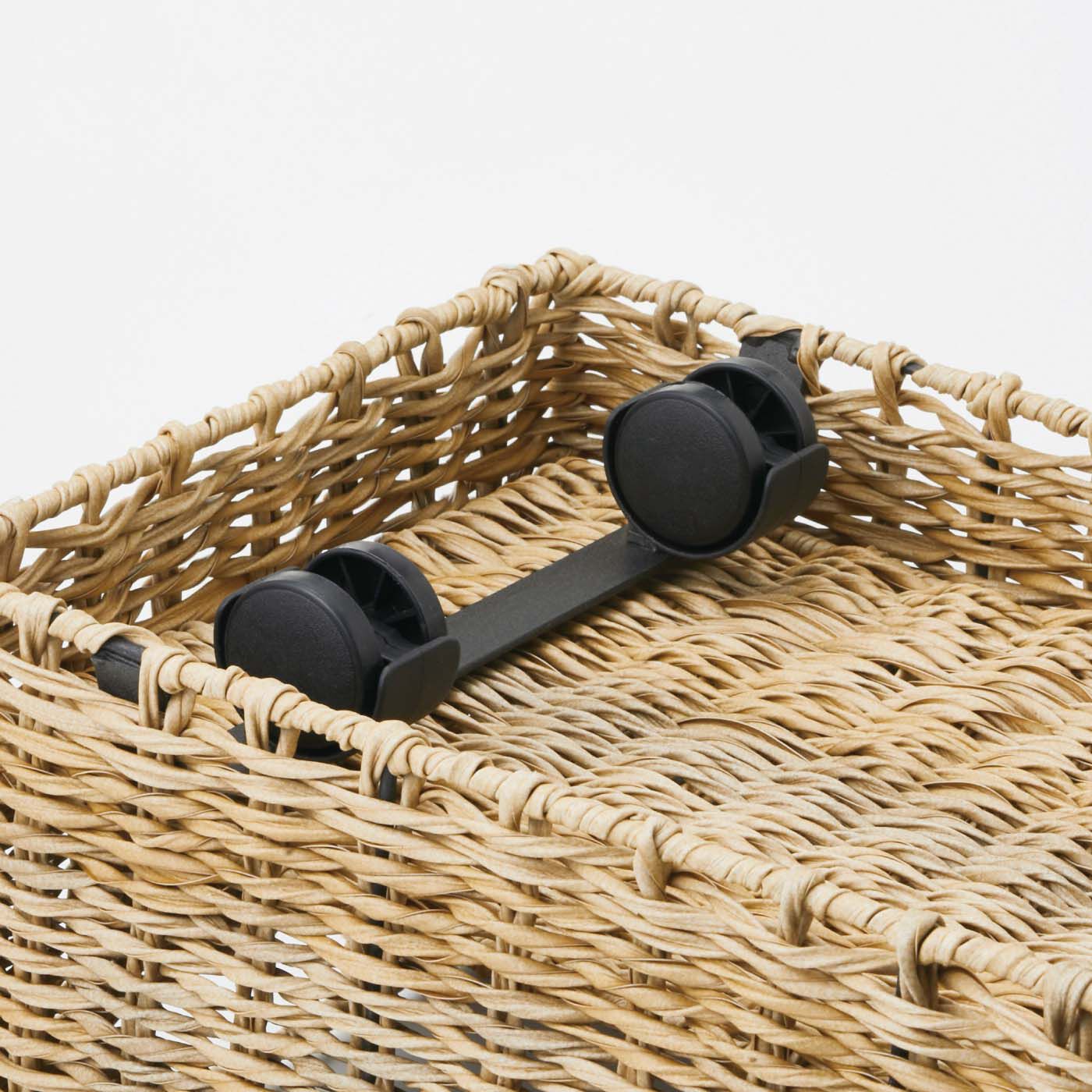 am&be|ａｍ＆ｂｅ　すき間収納で生活感を目隠し キャスター付きラタン風バスケット|側面から見えない底裏の4ヵ所に隠しキャスターが。