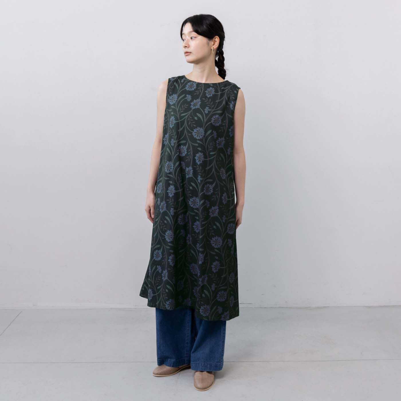 am&be|am＆be　アンティークフラワー カーテンみたいにゆらめくおめかしワンピースの会|ノースリーブでもかわいく。　モデル身長165cm サイズM着用