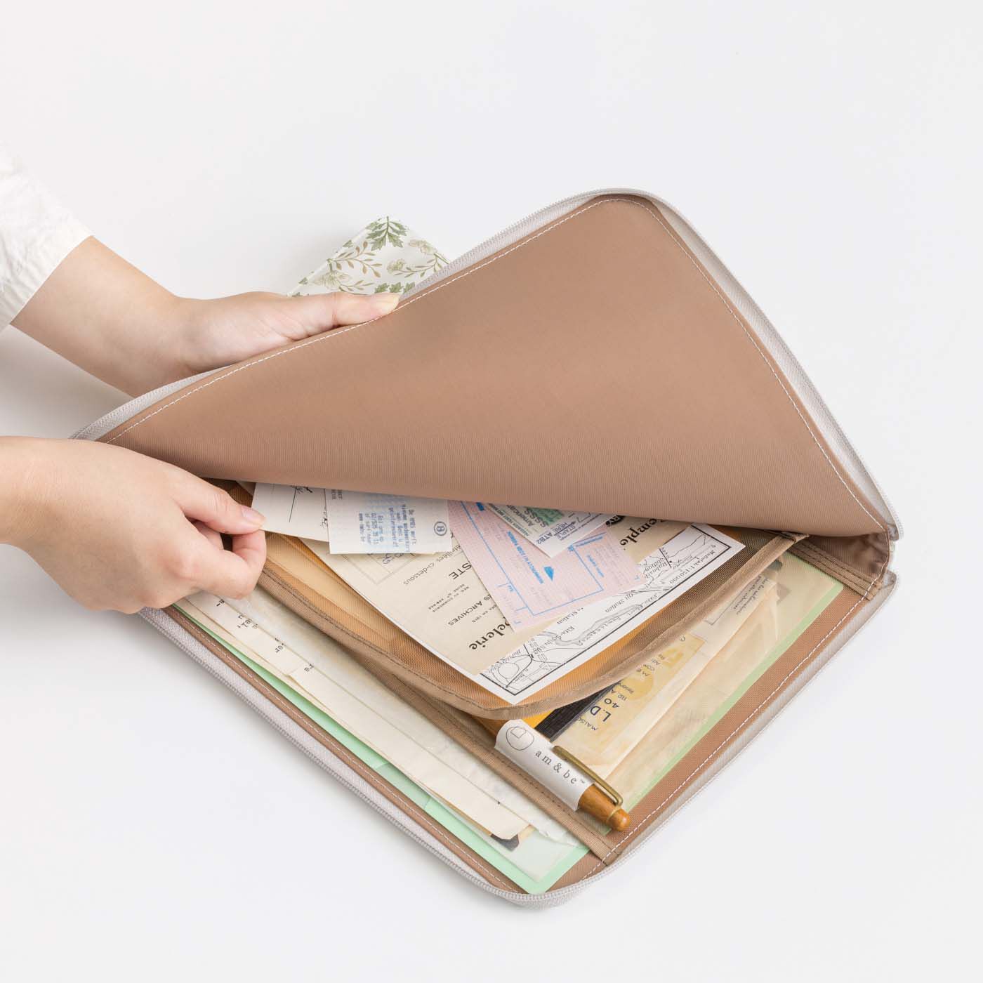 am&be|am＆be　アンティークフラワー 集めるほどに華やか アートブックみたいな A4ファイルポーチの会|整理しやすい仕切りとポケット。