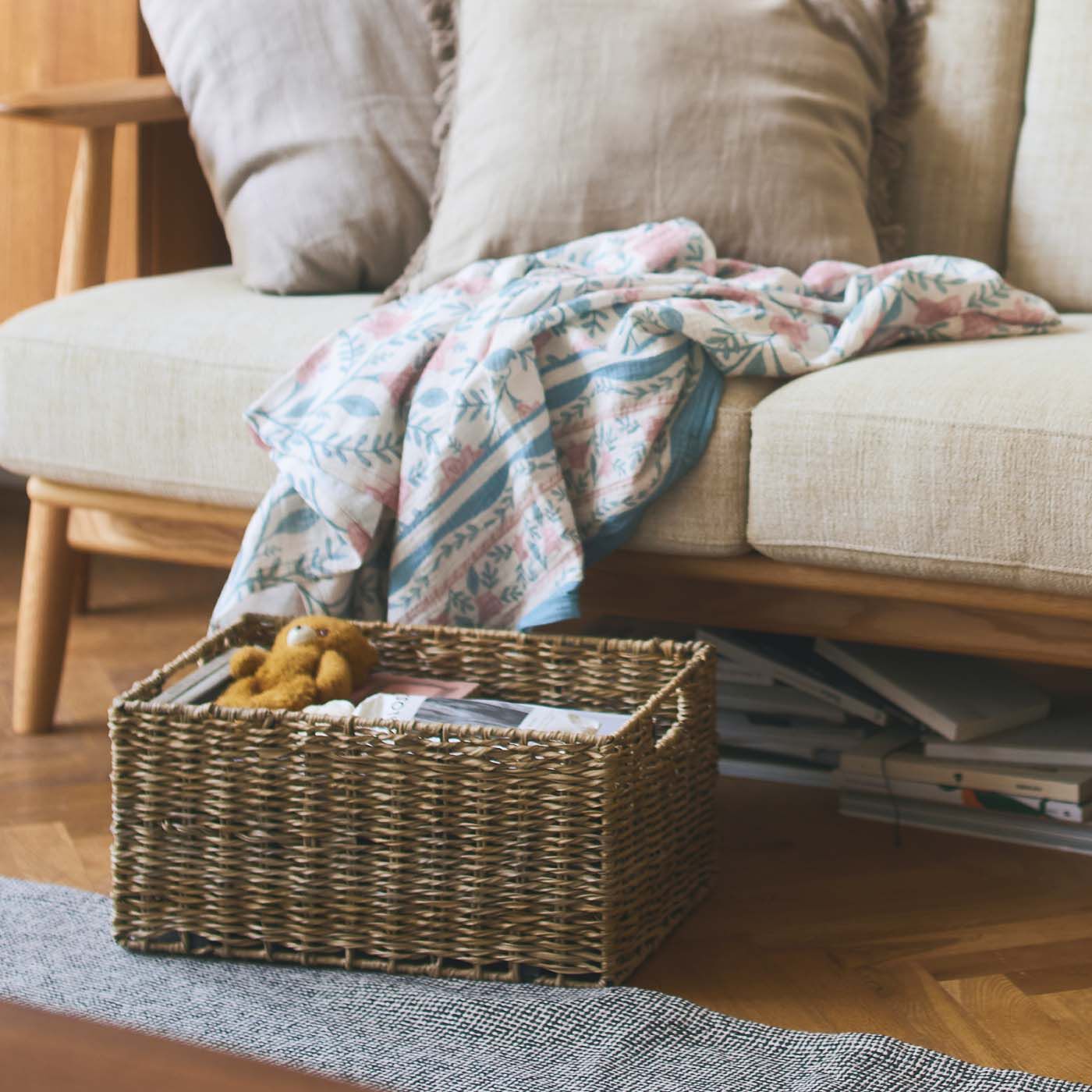 am&be|ａｍ＆ｂｅ　すき間収納で生活感を目隠し キャスター付きラタン風バスケット|そのままリビングに出して収納づかい。