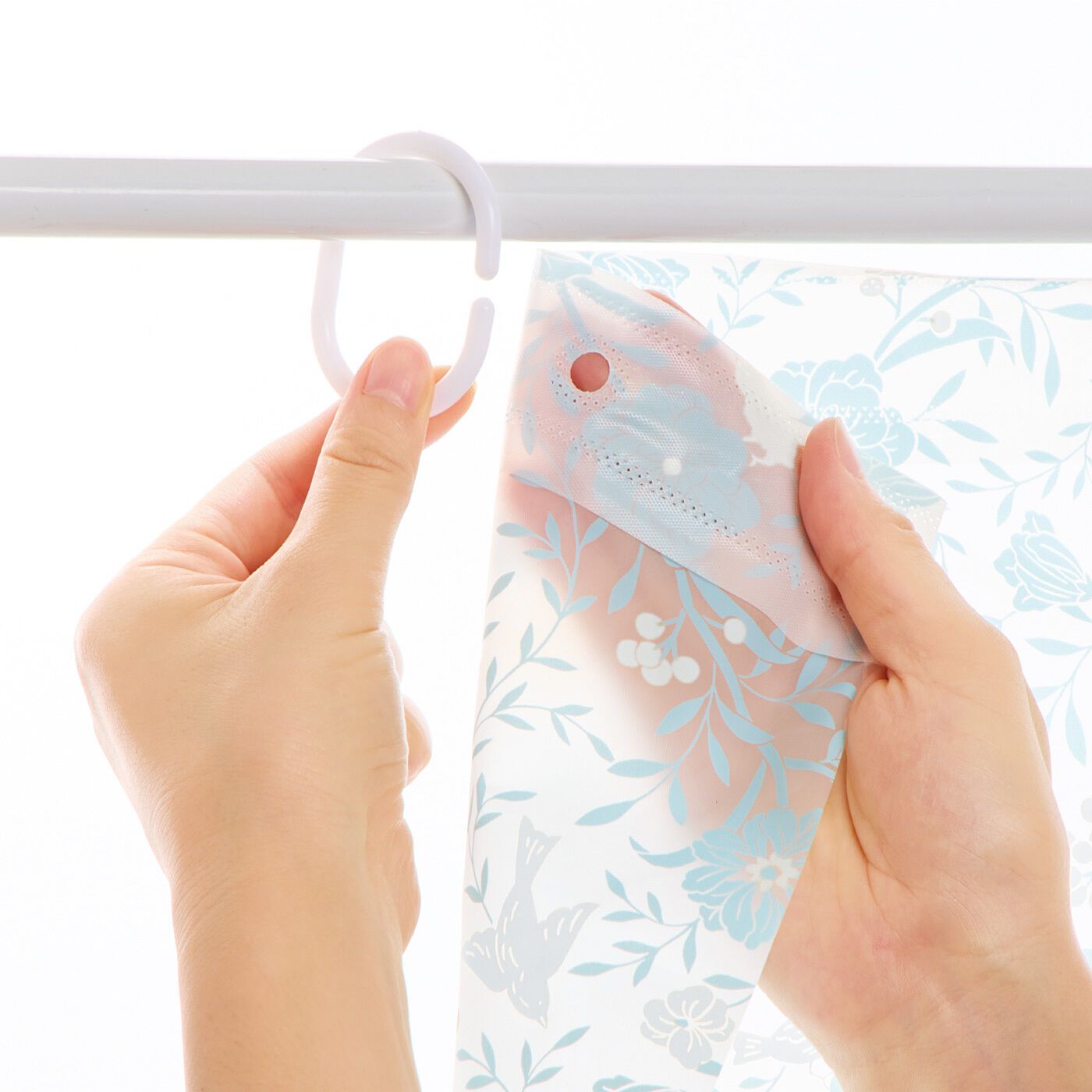 am&be|ａｍ＆ｂｅ アンティークフラワー　光を取り込み冷気をさえぎる　小鳥が舞うあったかキープカーテン2枚入り〈掃き出し窓用〉の会|付属のフックで簡単に取り付け可能です。