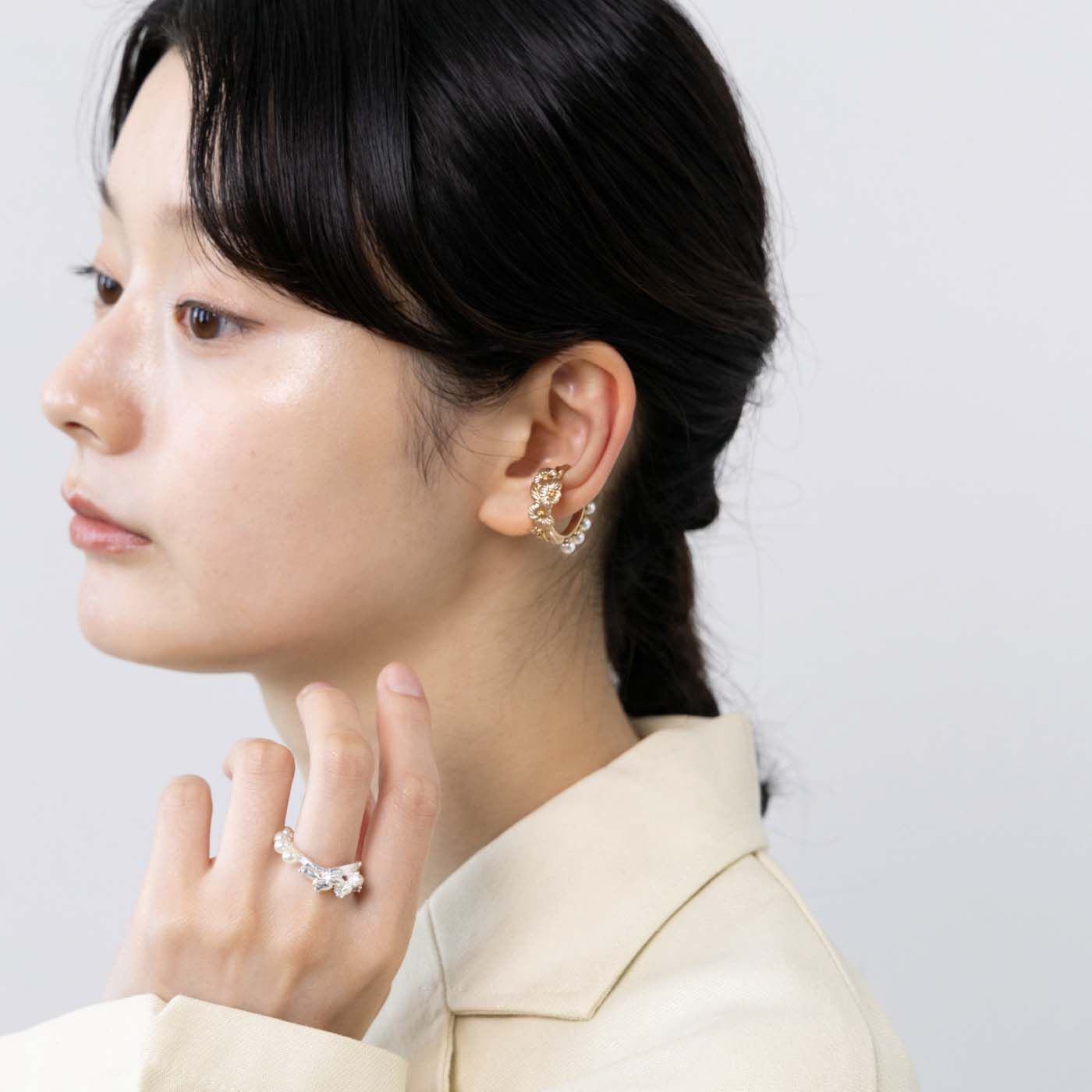 am&be|ａｍ＆ｂｅ 前後で印象チェンジ イヤカフにもなる2-WAYおめかしパール風リングの会|イヤカフとリング使いで合わせてもかわいい。