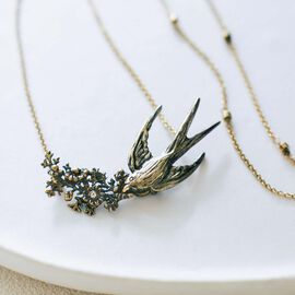 am&be | しあわせを運ぶツバメの磁気ネックレス