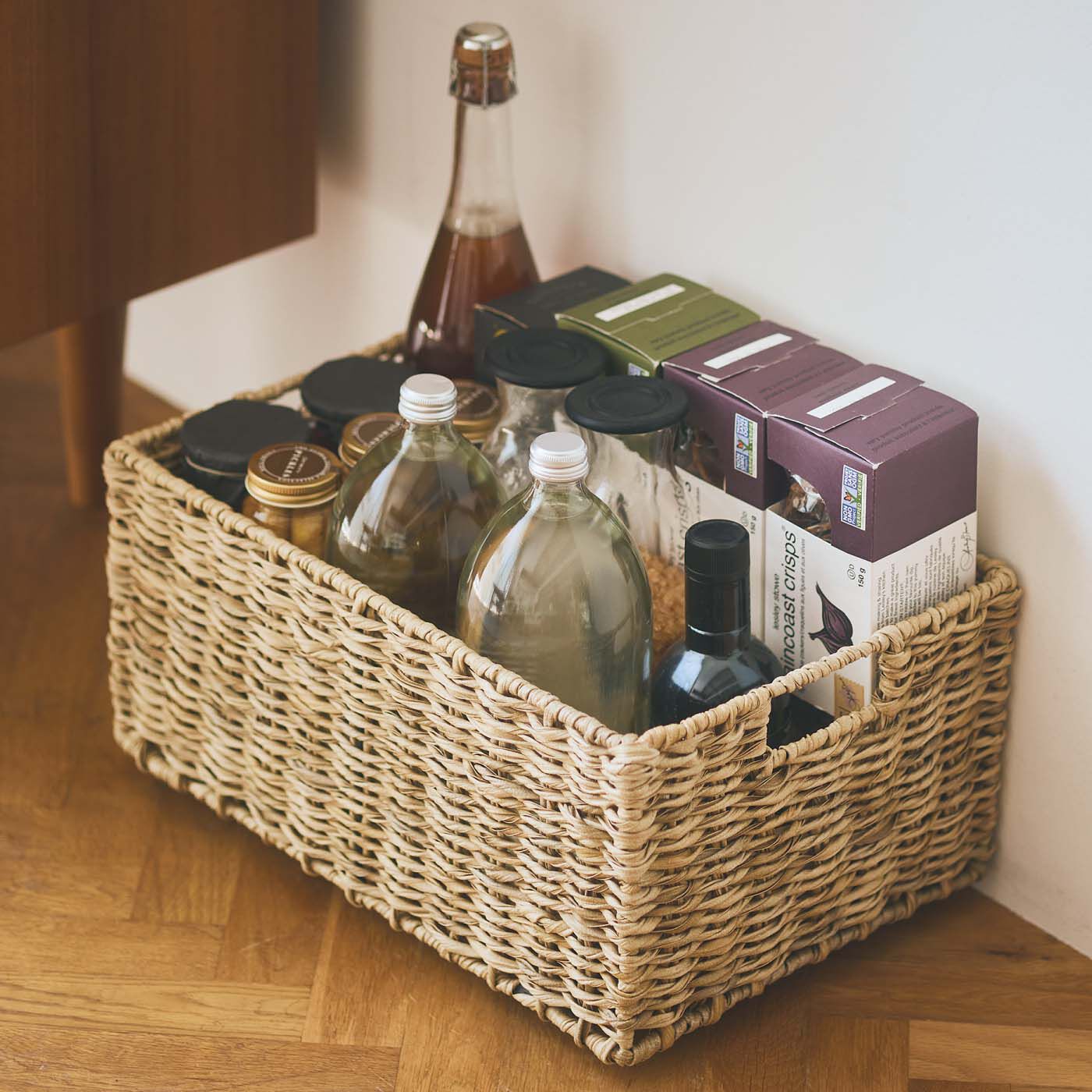 am&be|ａｍ＆ｂｅ　すき間収納で生活感を目隠し キャスター付きラタン風バスケット|重いボトルの収納・移動も便利。