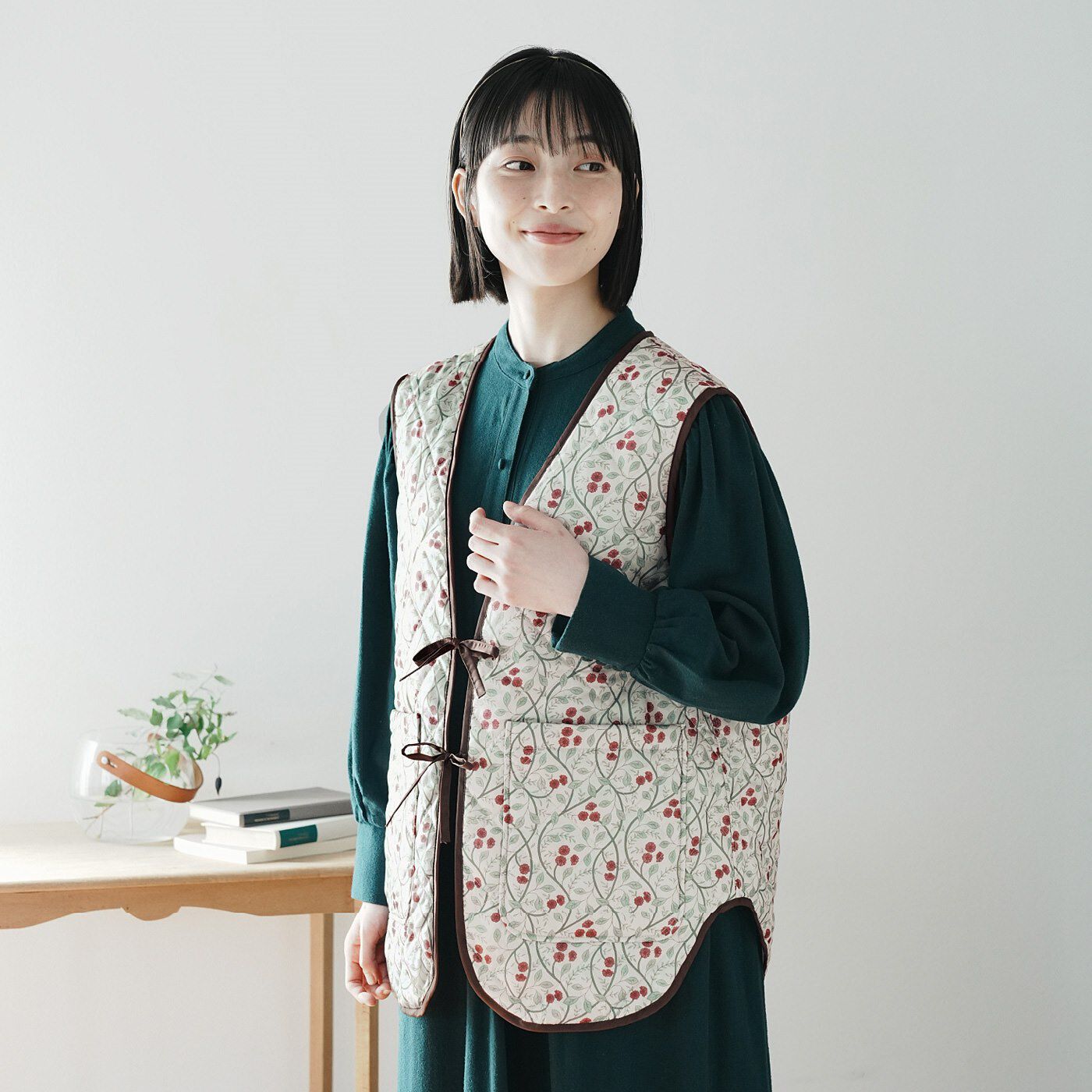 am＆be［アンビィ］|ａｍ＆ｂｅ　アンティークフラワー　コートインナーにもなる　リバーシブルキルティングベストの会|モデル身長 161cm　サイズM着用