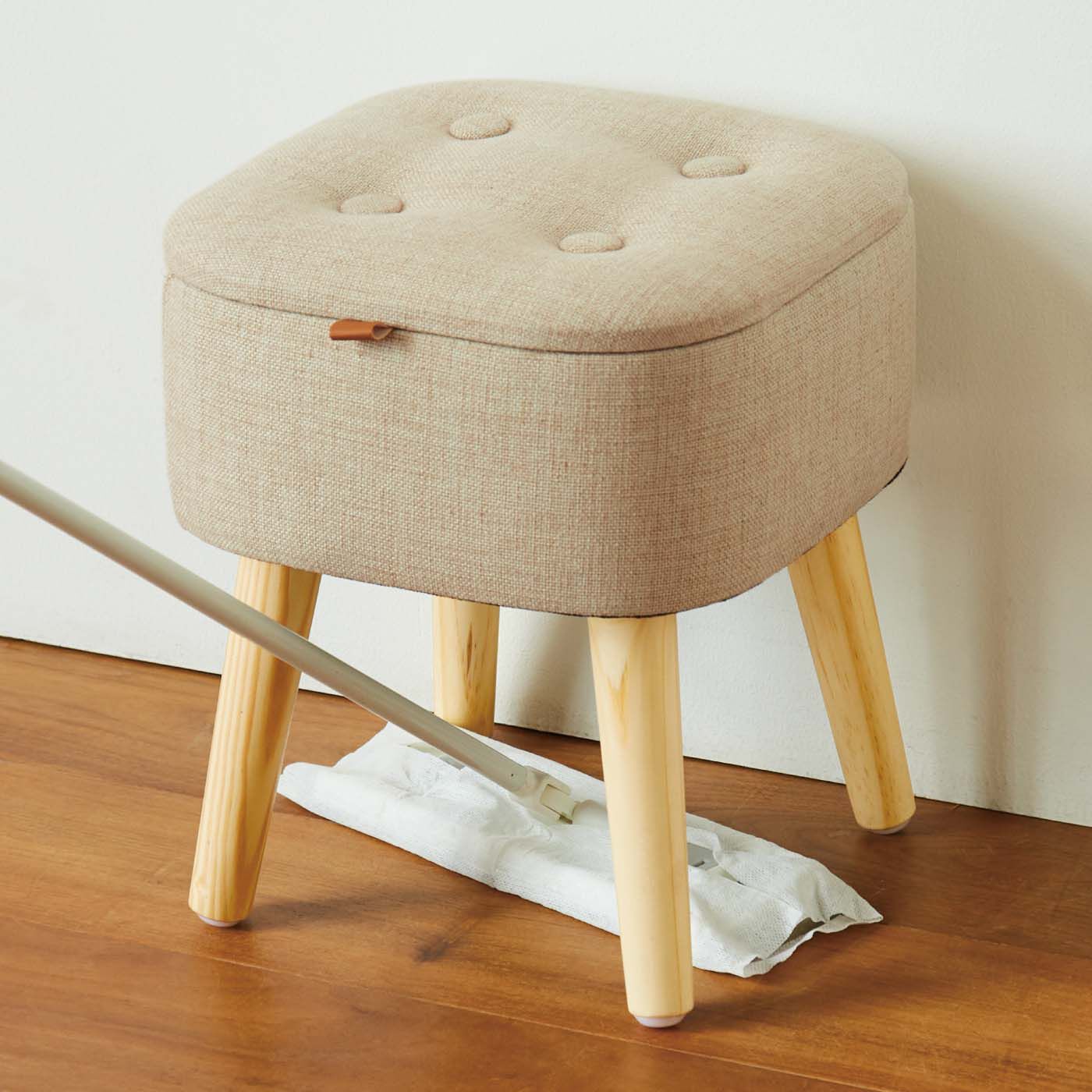 am＆be［アンビィ］|ａｍ＆ｂｅ　ポイポイ入れて目隠し お部屋になじむ収納スツール|脚付きだからお掃除しやすく、ほこりがたまりづらい。