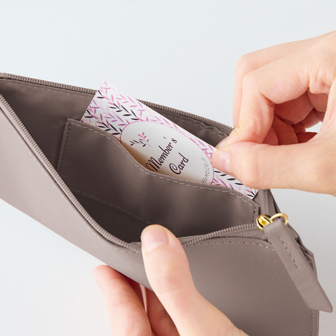 am&be|ａｍ＆ｂｅ　ショルダーストラップ付きで肌身離さず持ち歩き　お金と仲よくなる３点セット長財布|コインケースの内側にカードポケット付き。