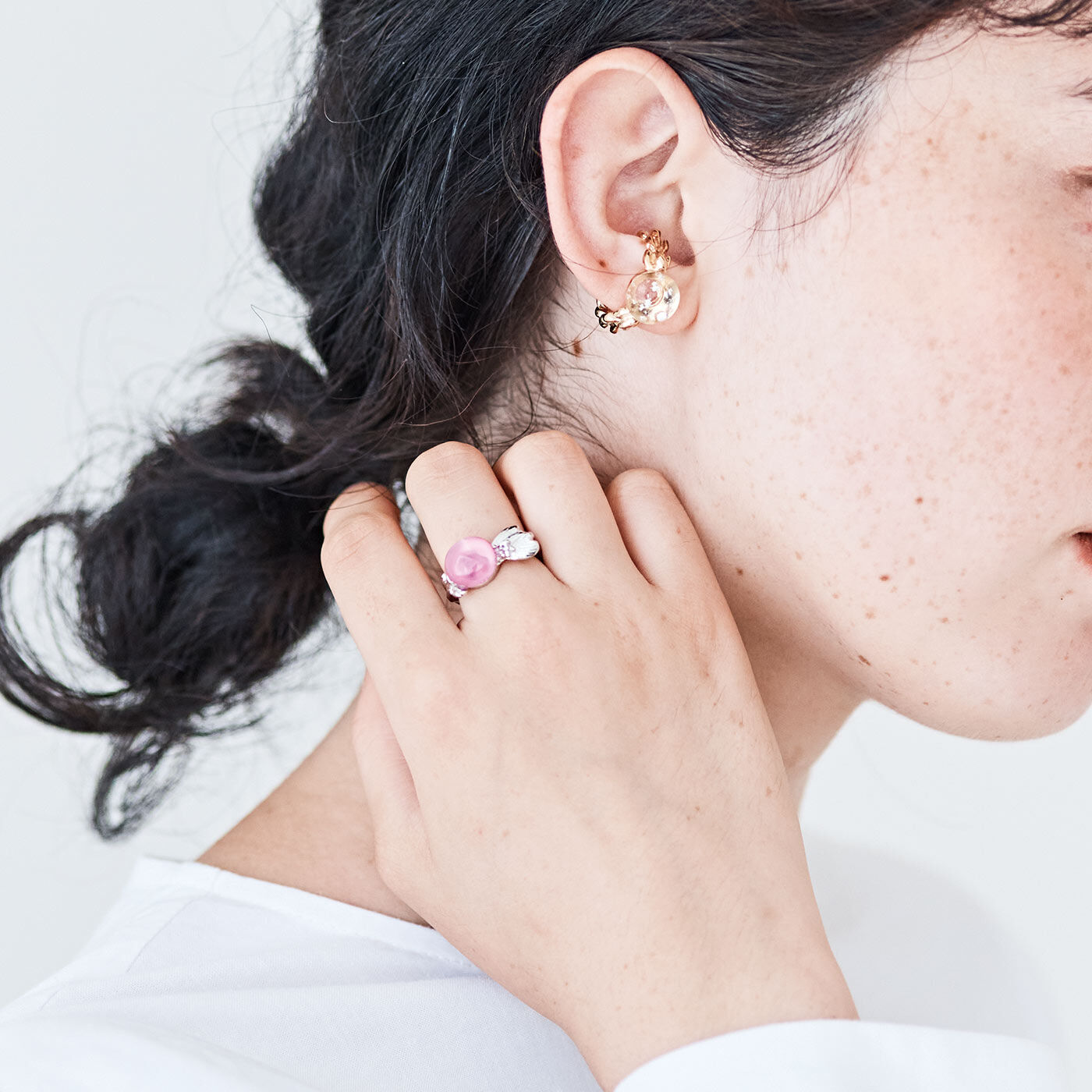 am&be|沖縄の自然からこぼれたしずく琉球ガラスのイヤカフにもなるリングの会|耳もとを彩るイヤカフや、手もとを飾るリングにも。ひとつで2 通りの楽しみ方が。