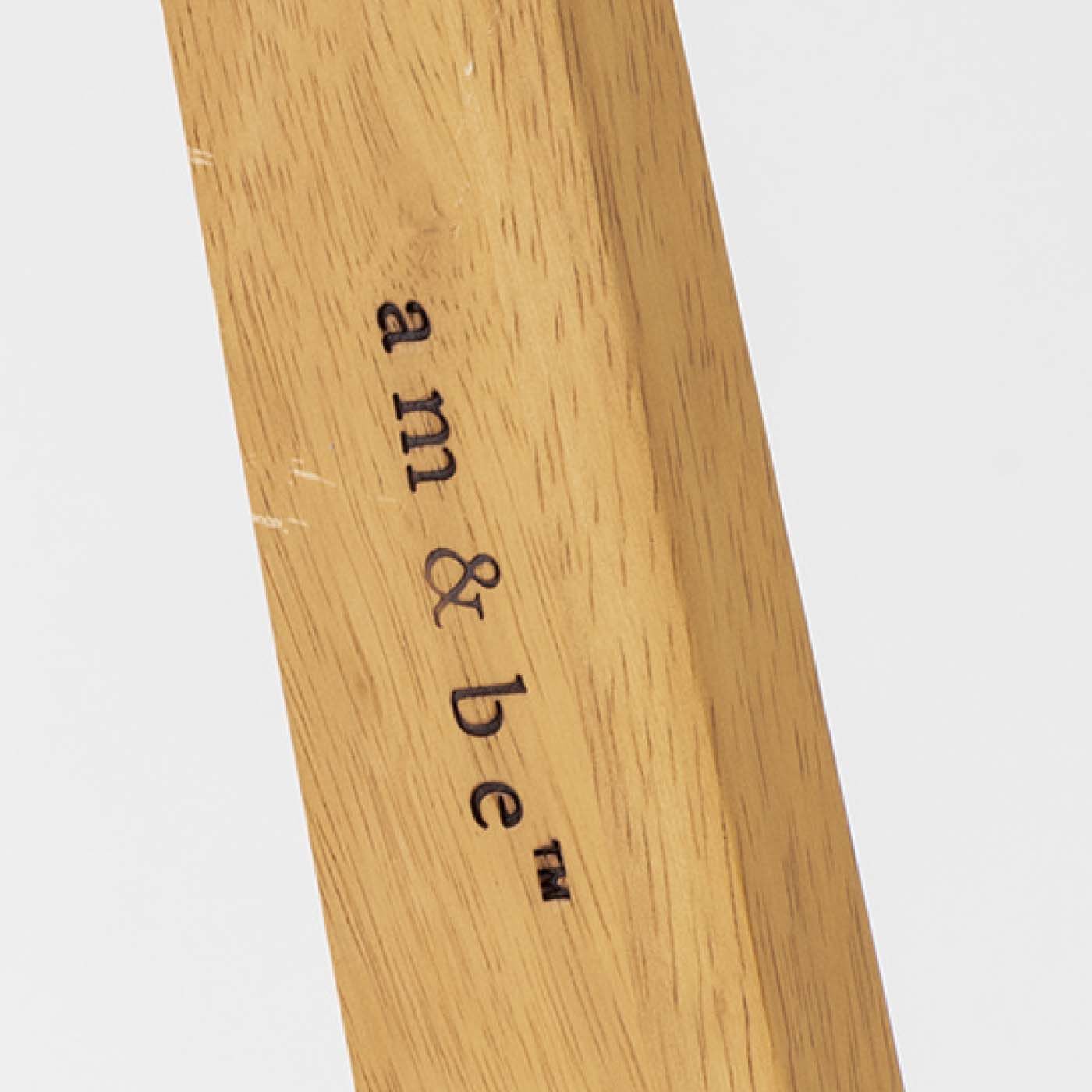 am&be|ａｍ＆ｂｅ 魅せる収納 立てかけてちょい置き 天然木ラダーラック|am&beロゴの焼き印がアクセント。
