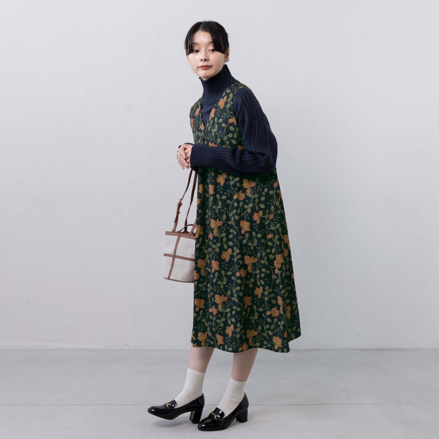 am&be|ａｍ＆ｂｅ アンティークフラワー カーテンみたいにゆらめくおめかしワンピースの会|タートルと合わせてクラシックに。