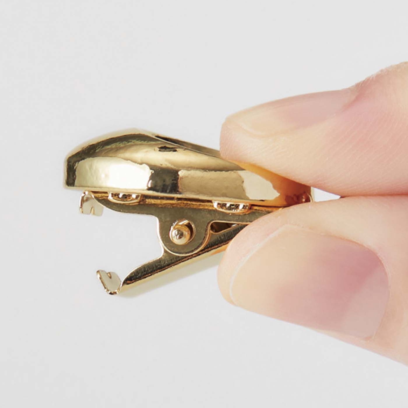 am&be|ａｍ＆ｂｅ　月モチーフがきらめく 挟むだけで瞬時に華やかパール風アクセサリークリップの会|生地を傷めにくいオリジナル形状のクリップ。