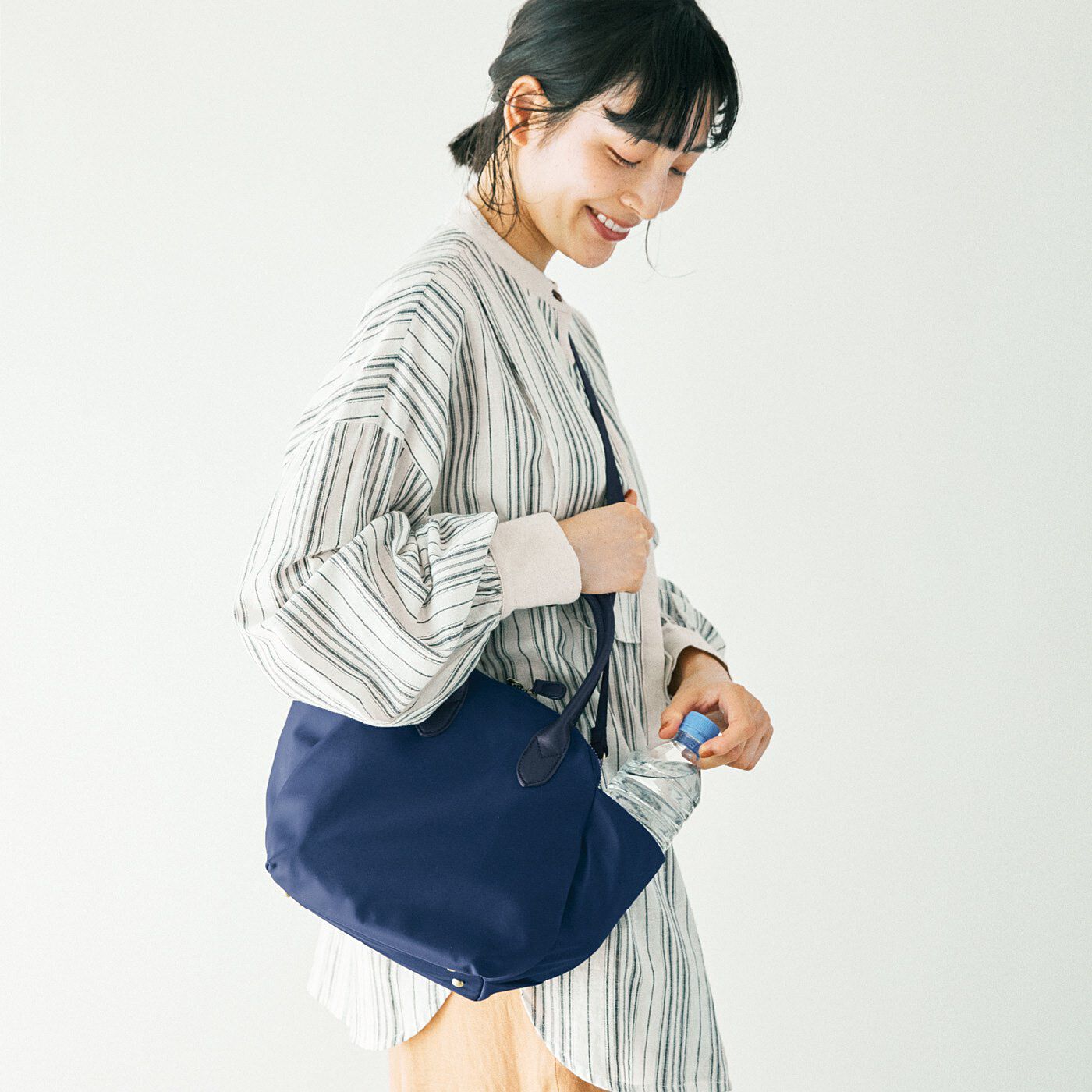 am&be|ａｍ＆ｂｅ　両サイドポケットで大容量　おめかしにとりあえず　ショルダーにもなる２－ＷＡＹバッグの会|ペットボトルも入っちゃう！