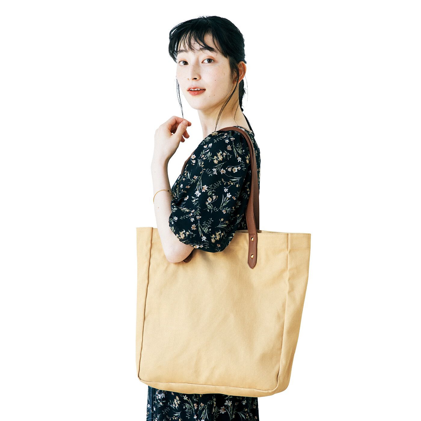 am&be|ａｍ＆ｂｅ　アンティークフラワー　荷物が増えても安心　３倍にまちが広がる帆布トートバッグの会|裏面は使いやすい無地キャンバスでコーデに合わせて選ぶことも。