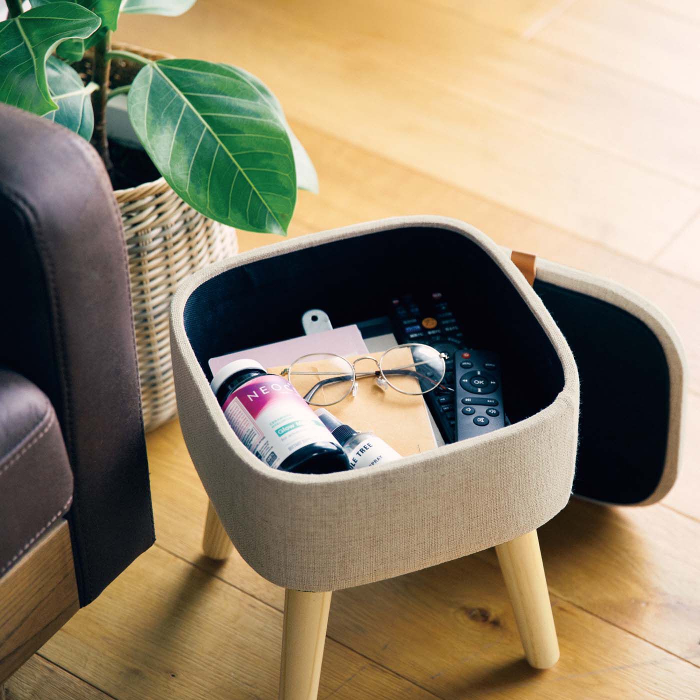 am＆be［アンビィ］|ａｍ＆ｂｅ　ポイポイ入れて目隠し お部屋になじむ収納スツール|よく使うリモコンや薬、封筒など、生活感のある小物を目隠し。