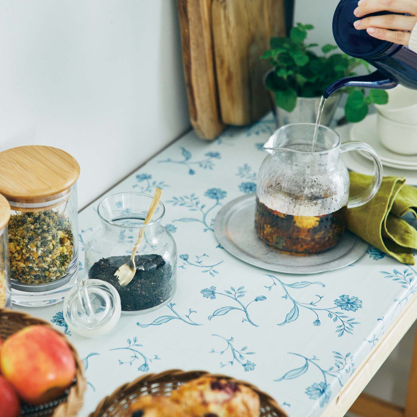am&be|ａｍ＆ｂｅ　アンティークフラワー 油や汚れもふけるワークトップシートの会