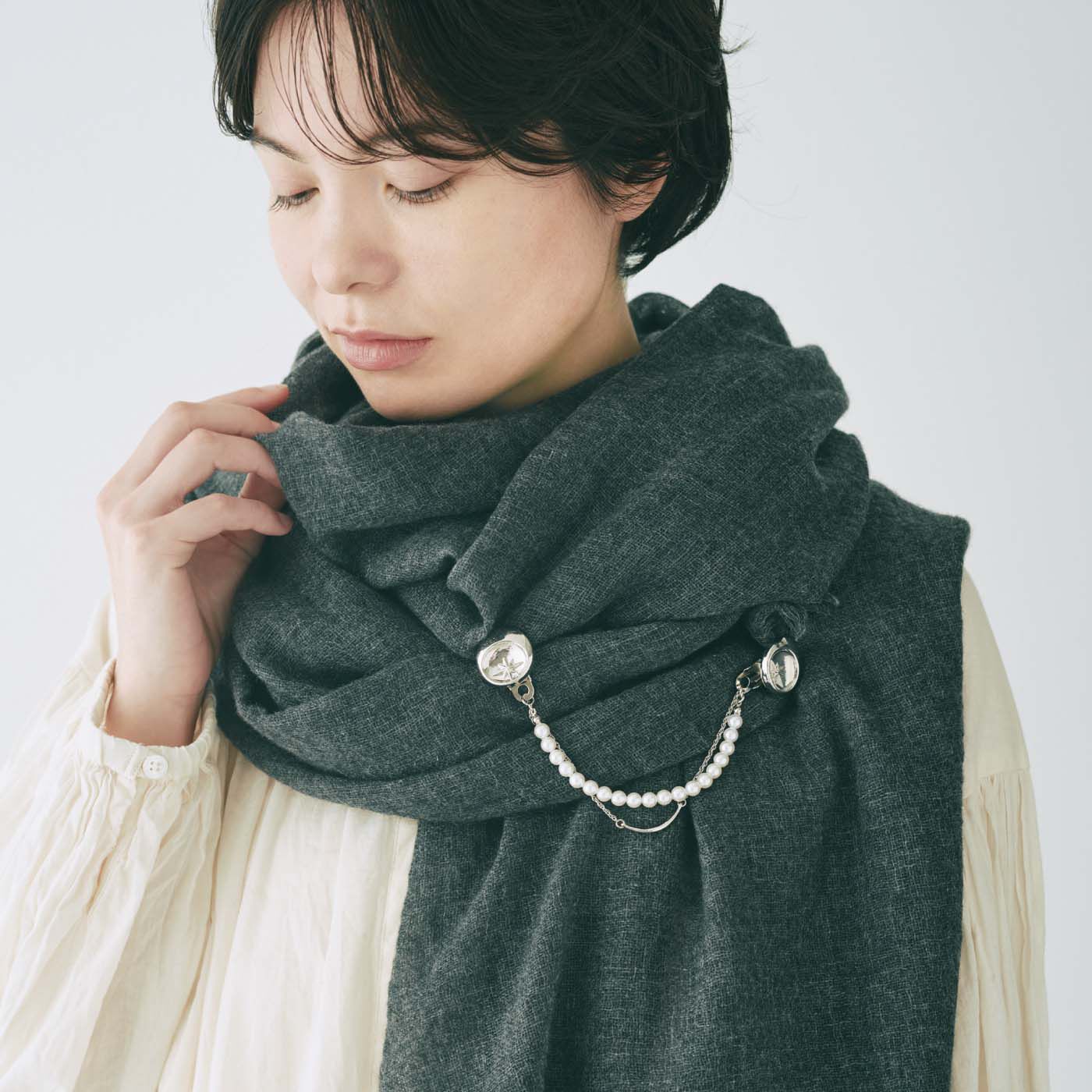 am&be|ａｍ＆ｂｅ　月モチーフがきらめく 挟むだけで瞬時に華やかパール風アクセサリークリップの会|ストールをおしゃれに留めて、ズレ落ち防止にも。