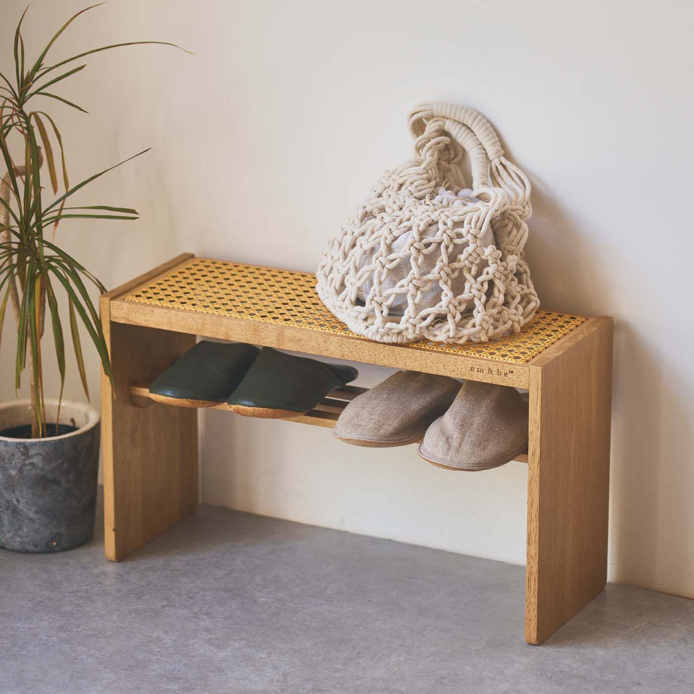 am&be|ａｍ＆ｂｅ ソファやベッドに差し込める ラタン風透かし編みサイドテーブル|横置きしても使える2-WAY仕様。