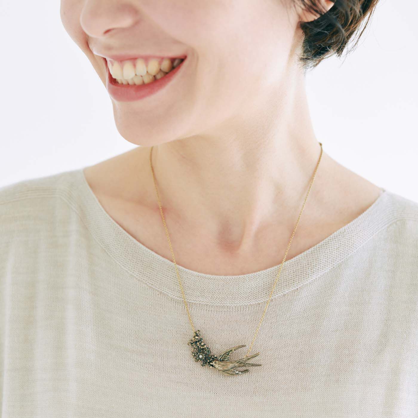 am&be|am＆be　凝りをほぐして心ものびやか しあわせを運ぶツバメのフロントオープン磁気ネックレス