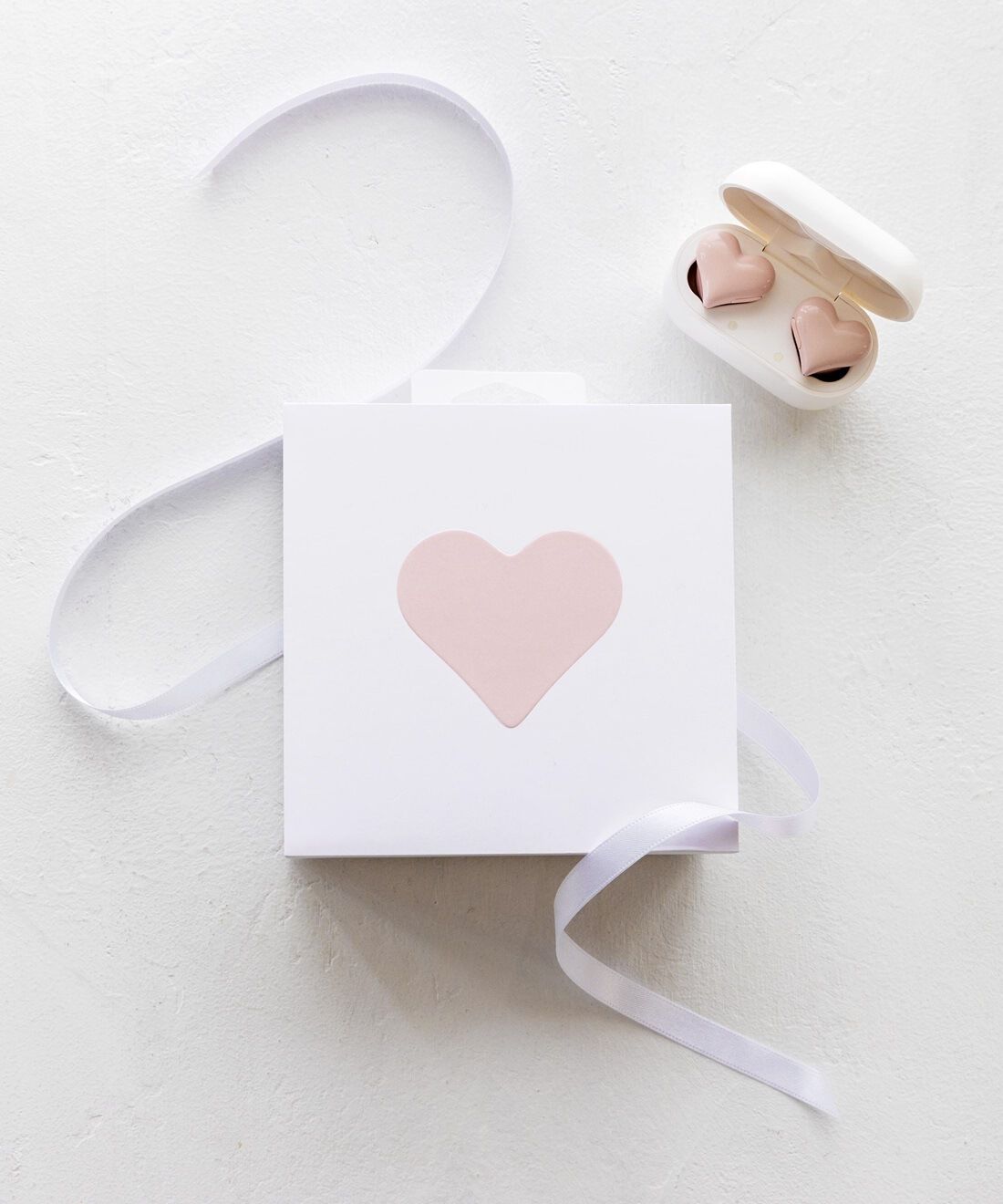 OSYAIRO|ケースカバー付き　ほんのり色づくハートのイヤホンHeartBuds〈ピンク〉|イヤホンは化粧箱入り。ギフトにもおすすめです！