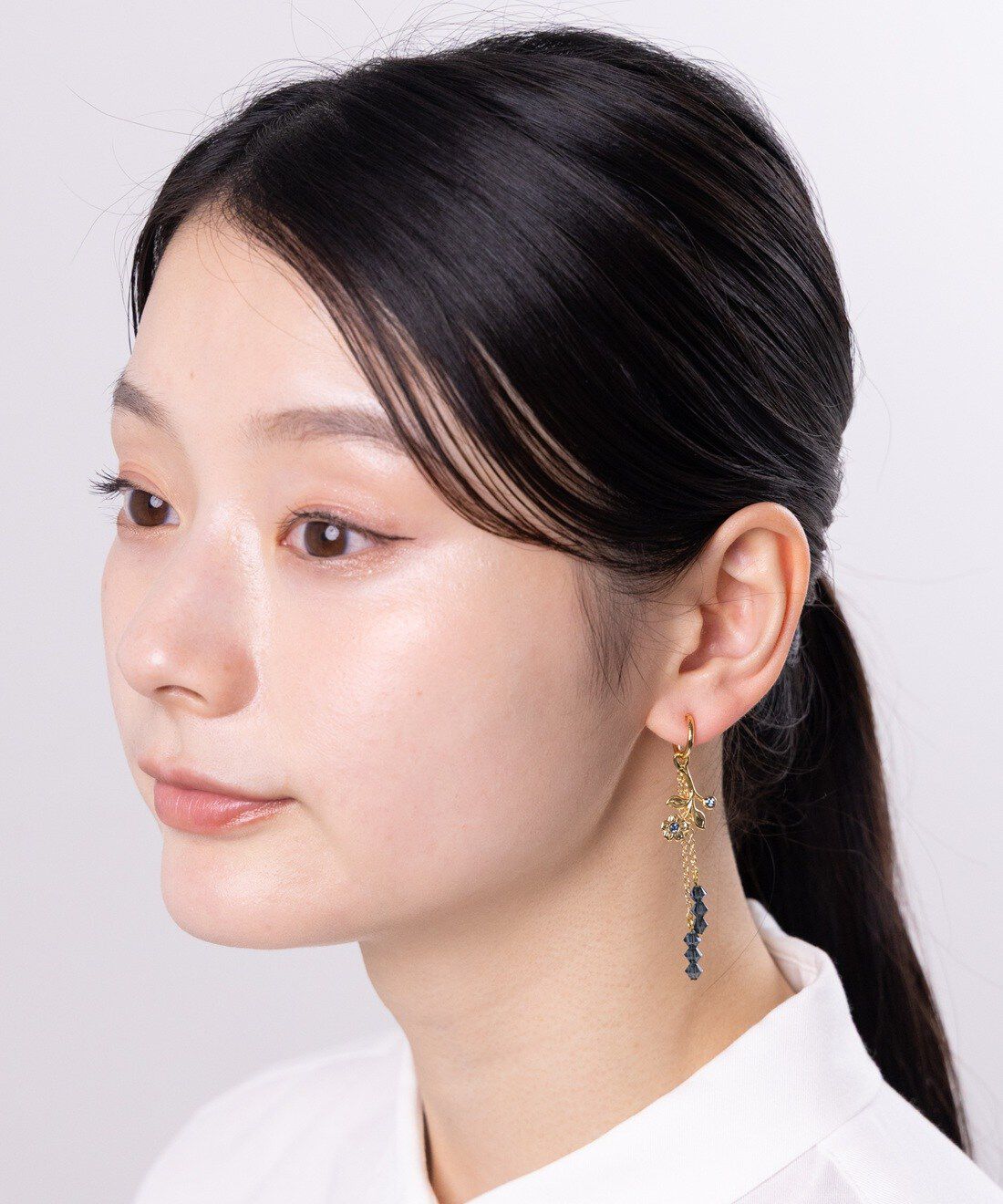 OSYAIRO|OSYAIRO お花と6粒クリスタルガラスのイヤアクセ〈ブルー〉