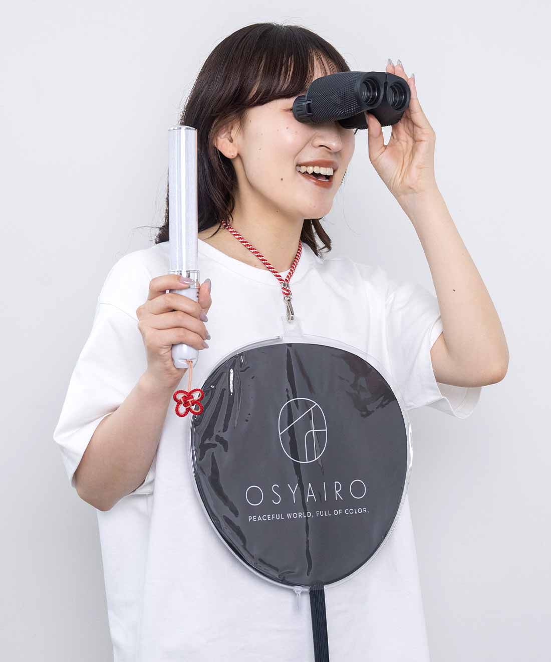 OSYAIRO［オシャイロ］|OSYAIRO 叶結びに願いを込める 京くみひもの推し色スマホストラップ〈桃〉|ペンライトに双眼鏡、うちわを持つのに手が足りない！ そんな時は、うちわケースにこのストラップを取り付けて首に掛ければOK。　※写真は〈赤〉です。
