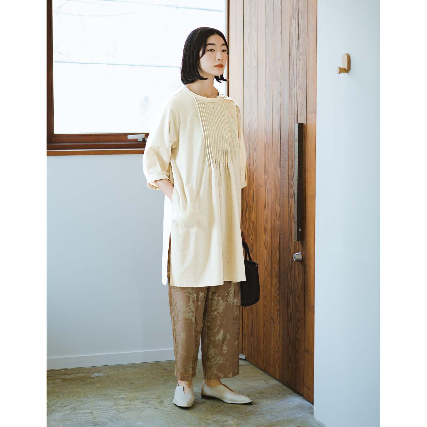 el:ment［エルメント］|el:ment　伝統をまとう ピンタック入りですっきり見え 綿麻混モダン割烹着チュニックの会|両脇に入れた深めのスリットで動きやすく。