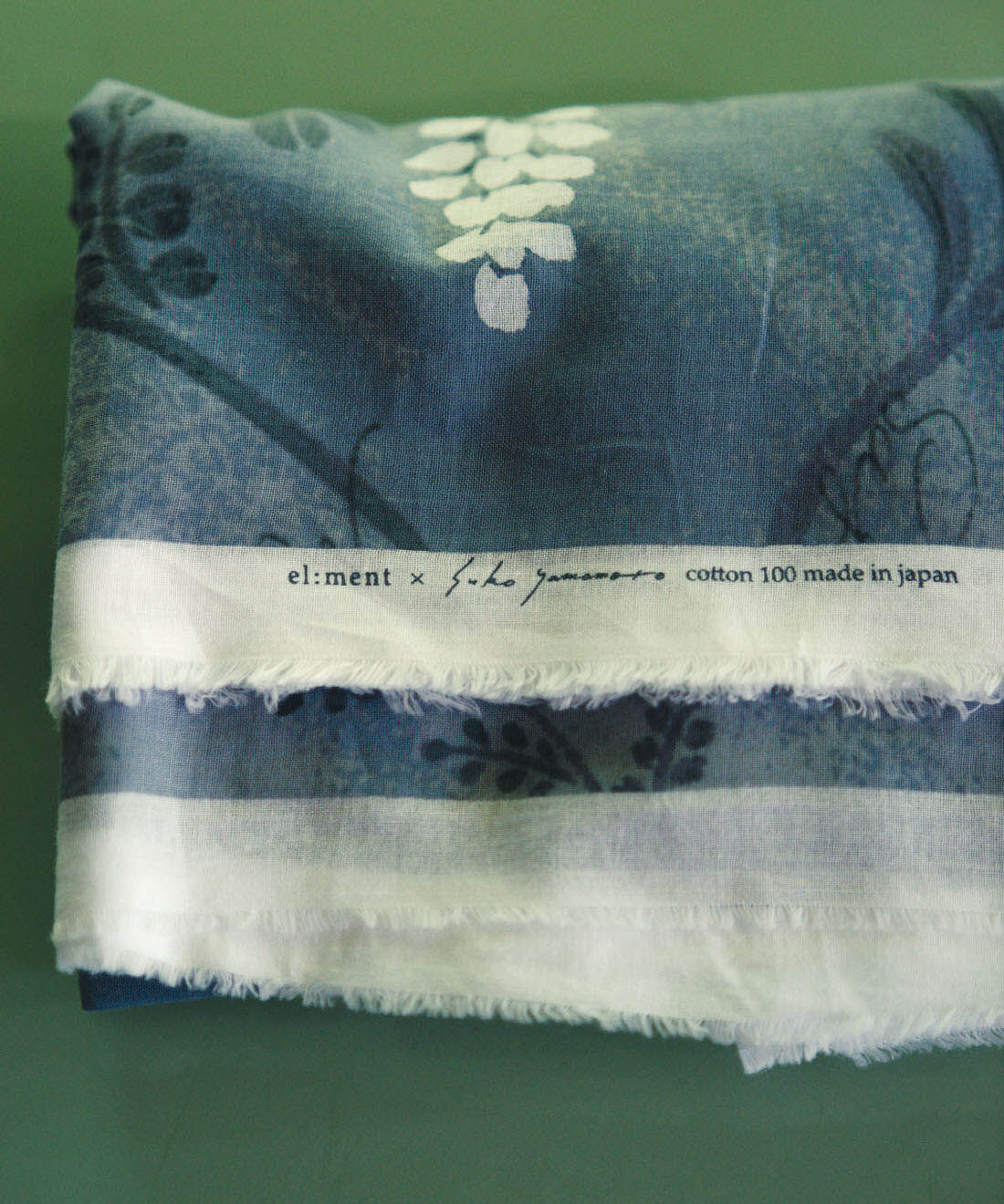 el:ment|el:ment×山本祐布子　日常にアートが溶け込む シングルガーゼの大判マルチクロスの会|el:mentのロゴと山本祐布子さんのサイン入り。生地の耳を生かした表情も魅力です。