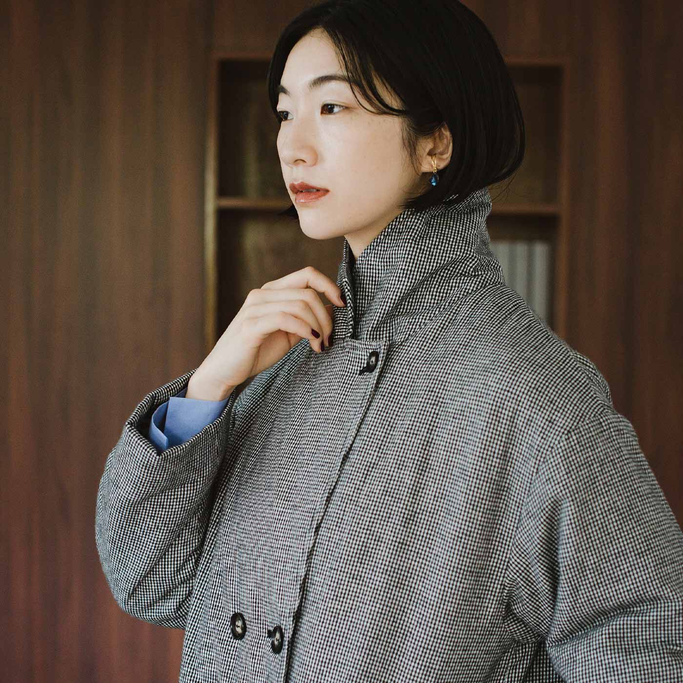 el:ment［エルメント］|el：ment×山本祐布子 内側ひらりバラの実が華やぐ 中わた入りで軽やか マフラーいらずジャケットコート|衿を立てると首もとまで包まれてマフラーいらず。