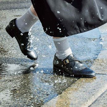 雨の日も心躍るモンクストラップシューズ