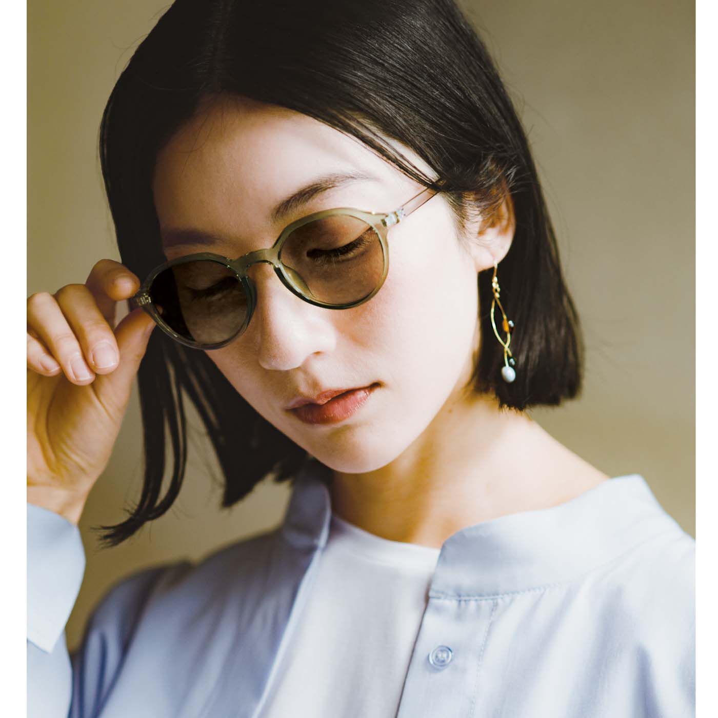 el:ment|【6月分以降お届け】el:ment　日々に馴染む伝統色 日差しに合わせて自然に調光UVカットグラスの会|〈柳鼠（やなぎねず）色〉　様々な顔立ちに似合いやすいクラウンパント型。