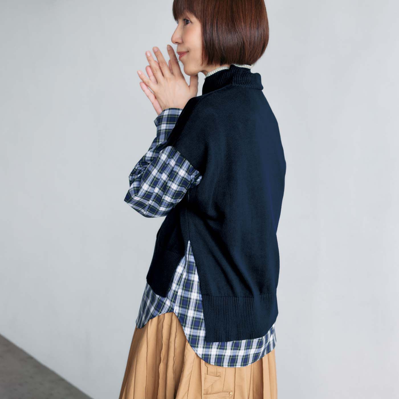 el:ment|大人の女史会×el:ment　首もとシルクたっぷり 好印象カラーのハイネックニットベストの会|深めのスリットと前後差のあるすそが、重ねたときのすっきりバランスを演出。