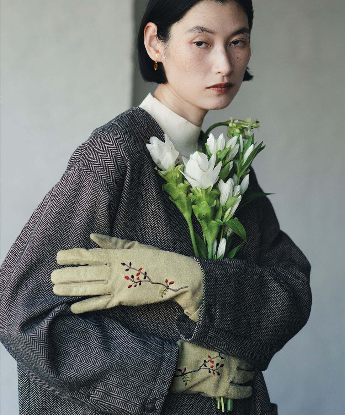 el:ment|el:ment×山本祐布子　バラの実刺しゅうが華やぐ　やわらかスエードで手になじむ　洗える本革遣い手袋