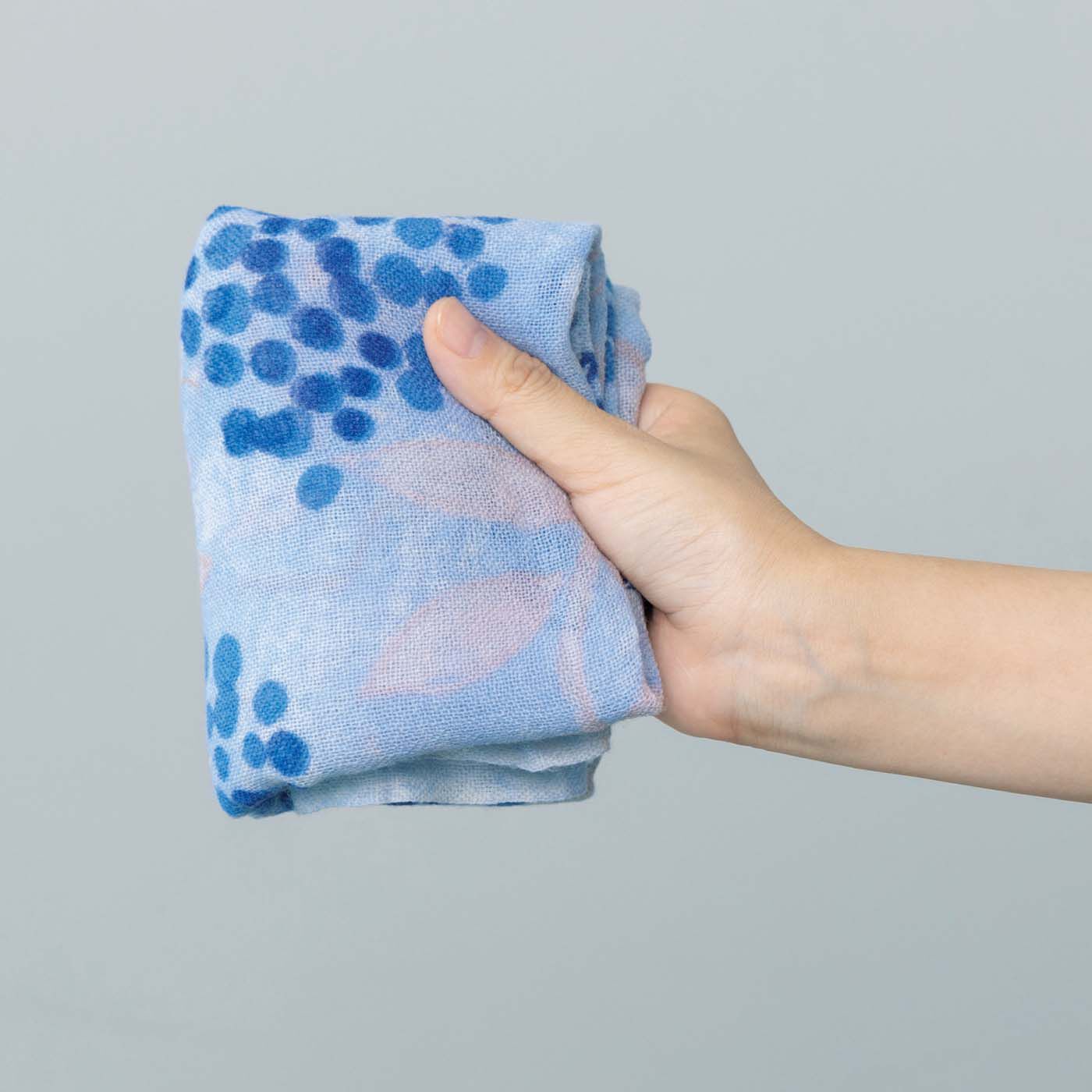 el:ment［エルメント］|el:ment&times;山本祐布子　あたためハーブ柄をまとう 軽くてふんわり 肌当たりやさしい ウール100％ロングストールの会|持ち歩くときはコンパクトになり、バッグに収納しやすいのが魅力です。