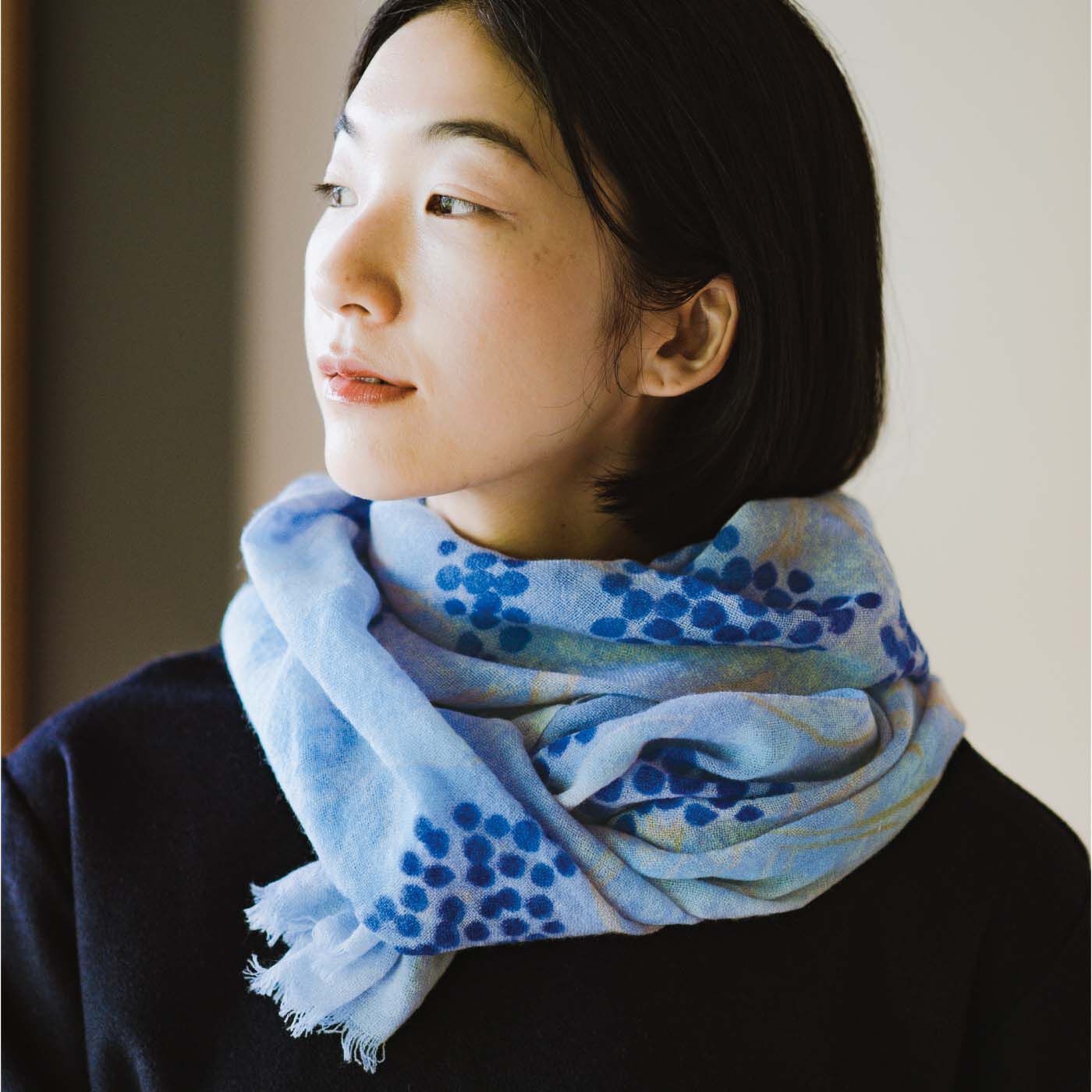 el:ment［エルメント］|el:ment×山本祐布子　あたためハーブ柄をまとう 軽くてふんわり 肌当たりやさしい ウール100％ロングストールの会|薄い生地で空気を含むため、巻き重ねるほどにボリューム感がアップします。