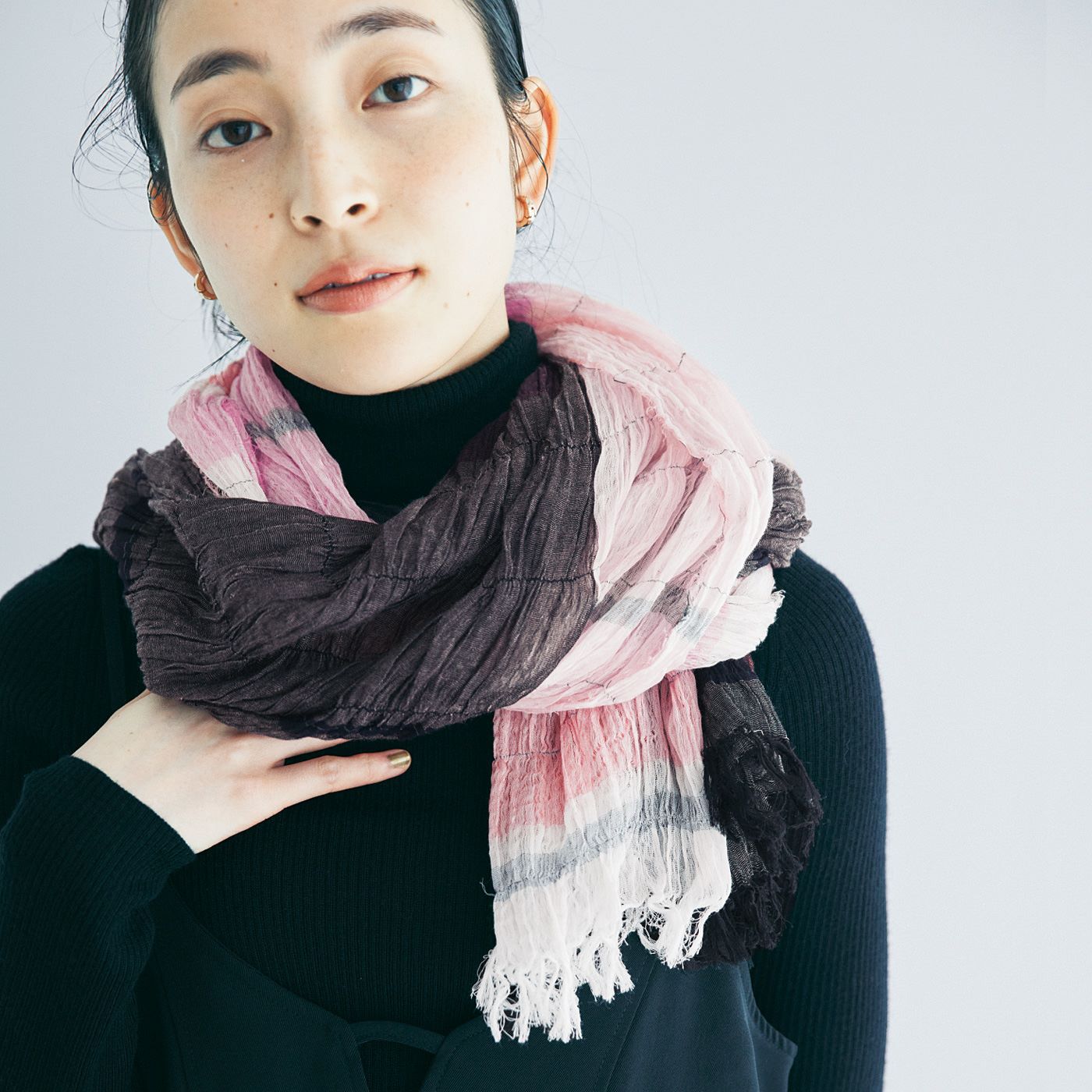 el:ment［エルメント］|el:ment×織馬鹿　ふんわり羽衣心地　播州織コットン混大判ロングストールの会|さっと巻くだけで、ふんわりボリュームが生まれます。巻くたびに変わる、色の重なりが魅力。