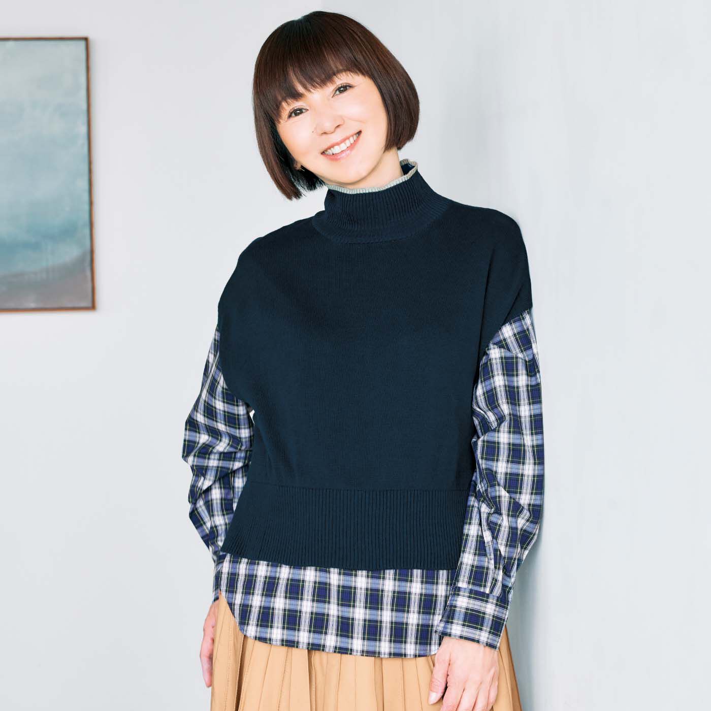 el:ment|大人の女史会×el:ment　首もとシルクたっぷり 好印象カラーのハイネックニットベストの会|薄手で着ぶくれしないので、インにもアウトにも着られて着こなしの幅が広がります。
